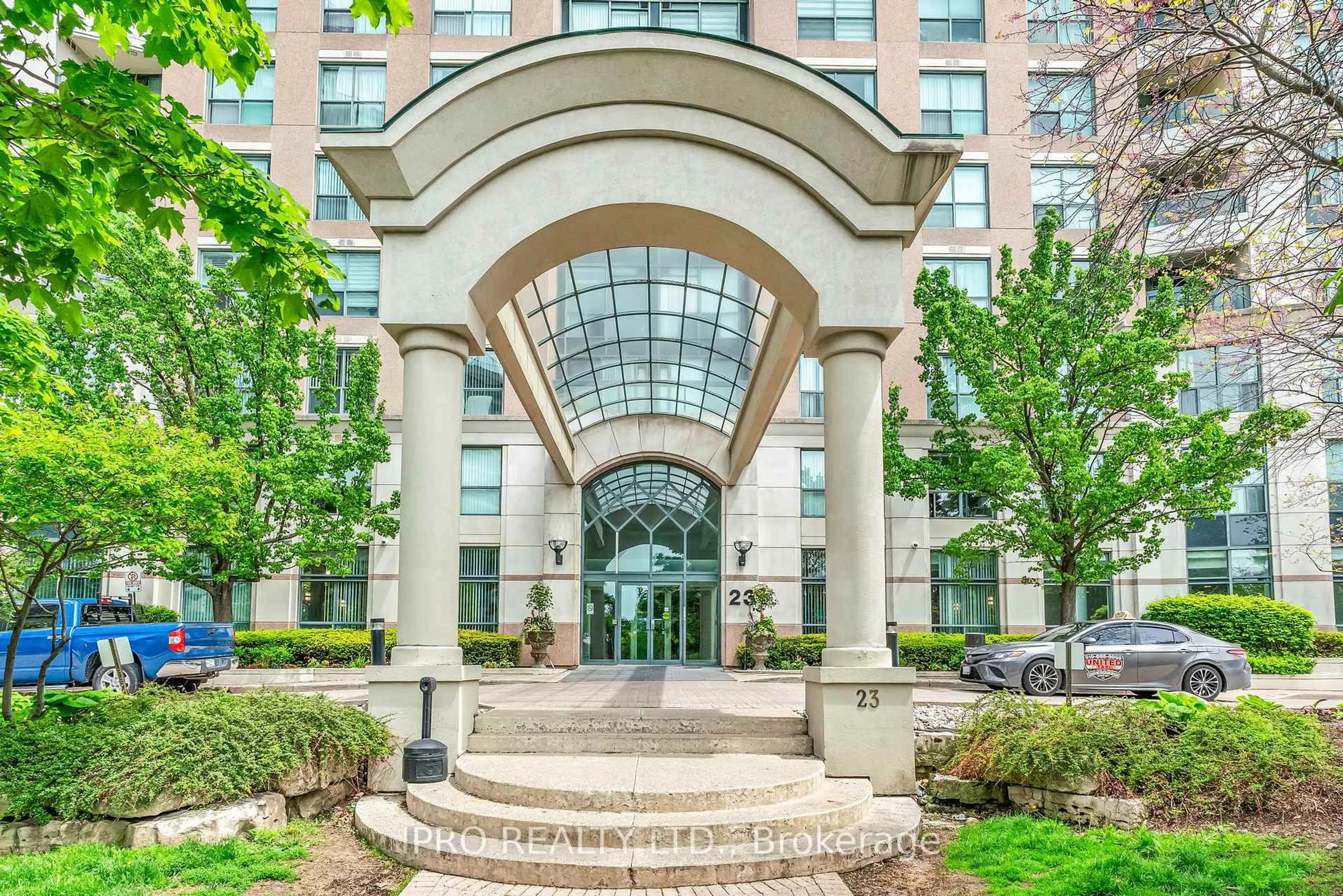 Indoor foyer for 23 Lorraine Dr #813, Toronto Ontario M2N 6Z6