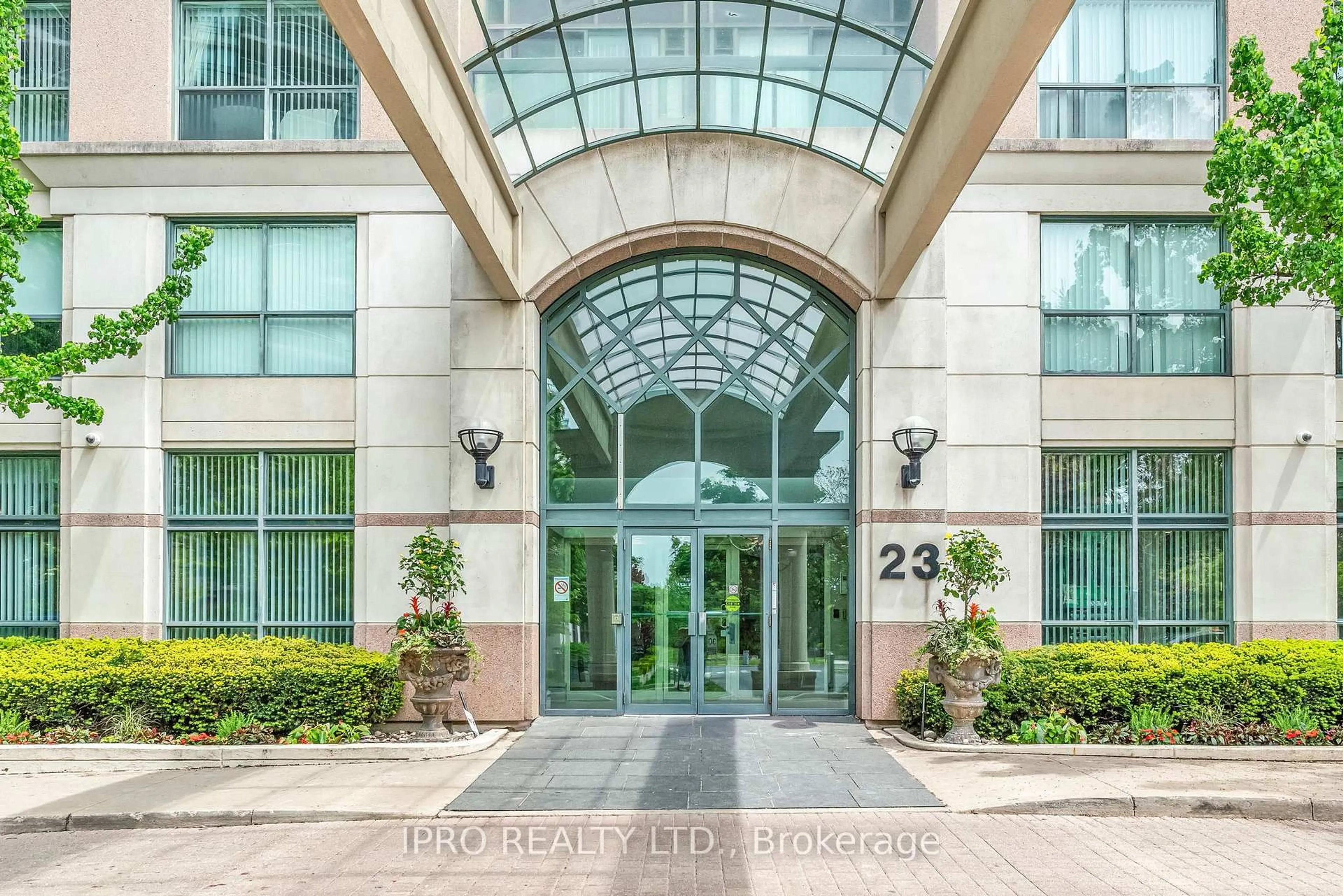 Indoor foyer for 23 Lorraine Dr #813, Toronto Ontario M2N 6Z6