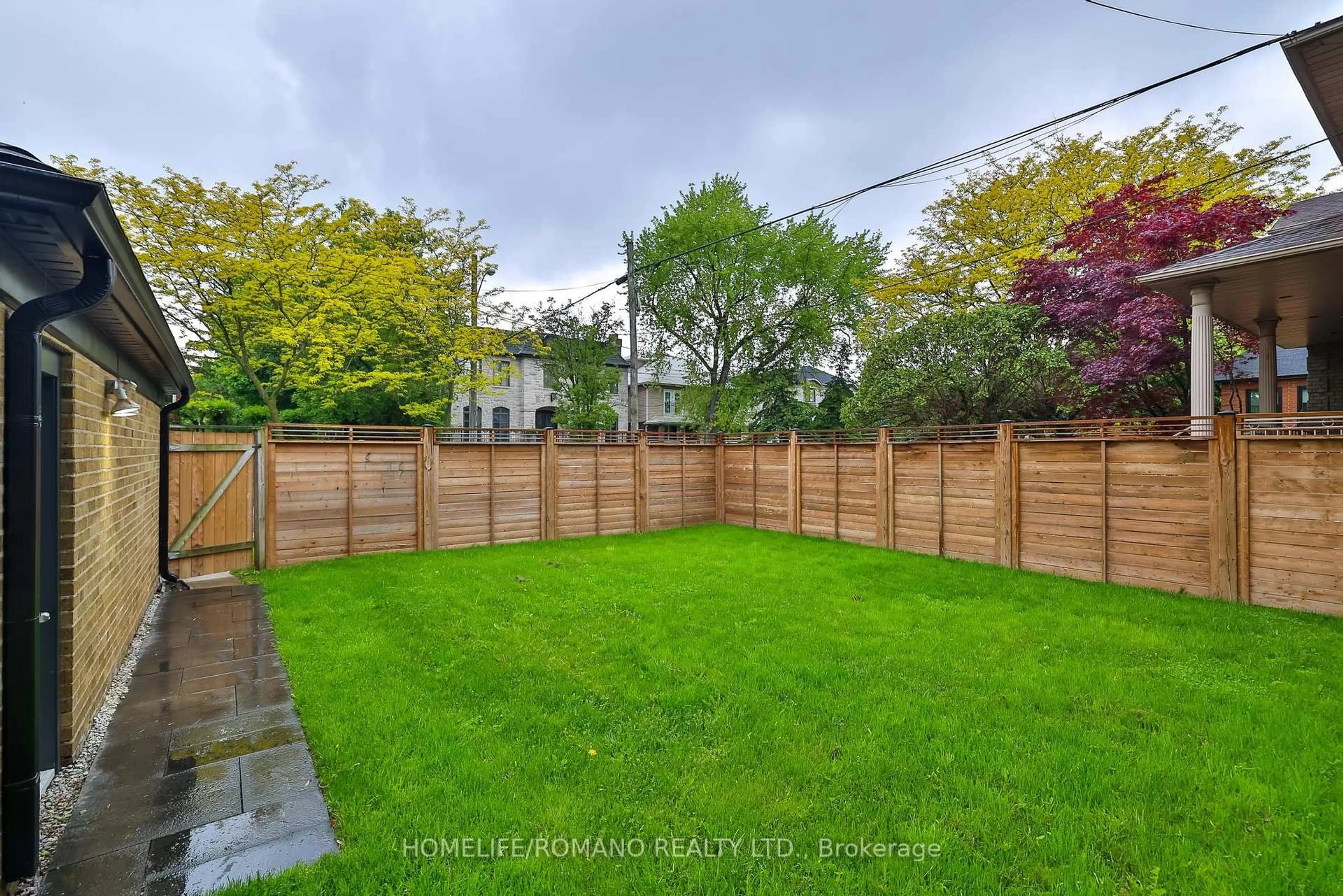 A pic from outside/outdoor area/front of a property/back of a property/a pic from drone, street for 542 Deloraine Ave, Toronto Ontario M5M 2C3