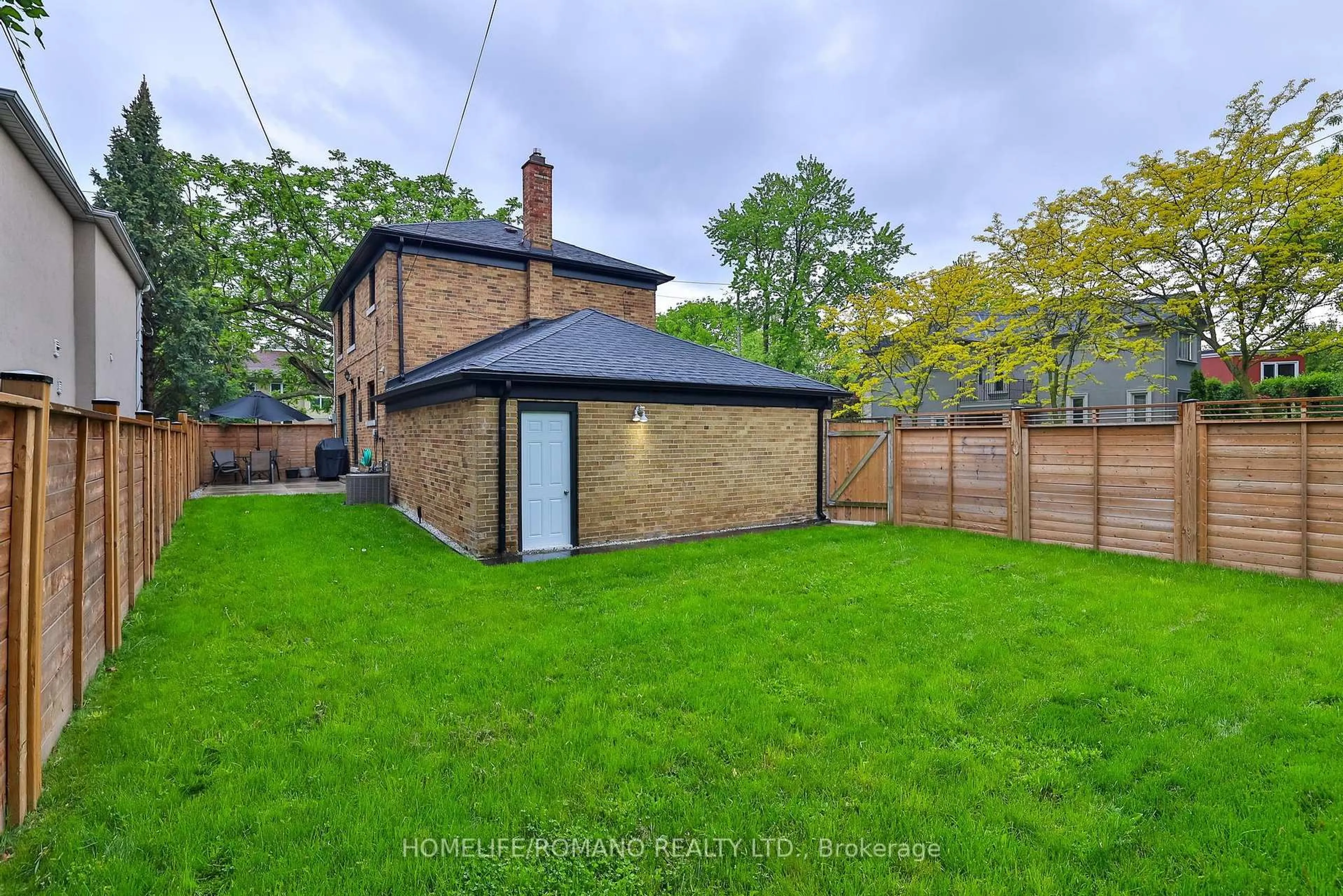 A pic from outside/outdoor area/front of a property/back of a property/a pic from drone, street for 542 Deloraine Ave, Toronto Ontario M5M 2C3
