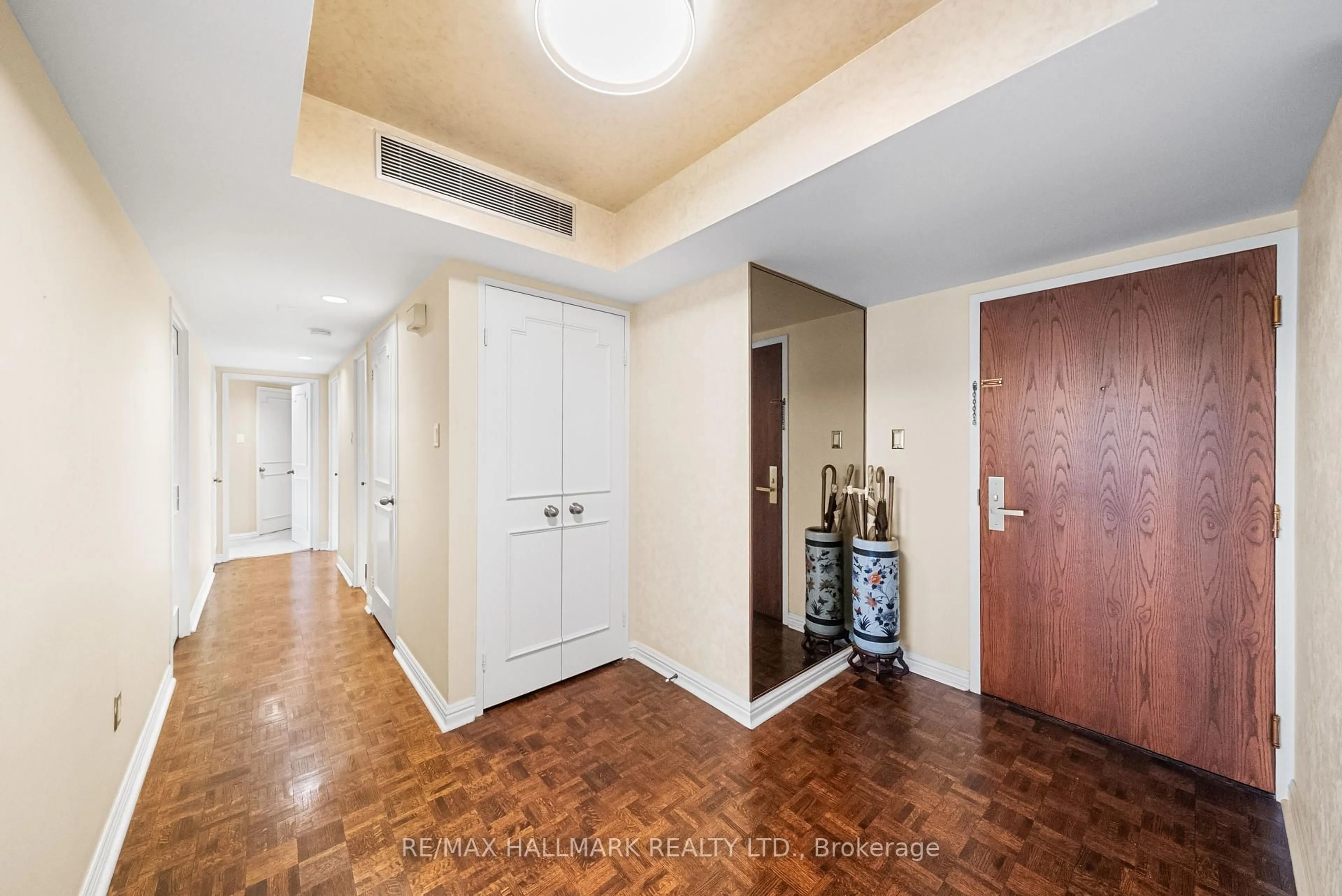 Indoor foyer for 900 Yonge St #1101, Toronto Ontario M4W 3P5
