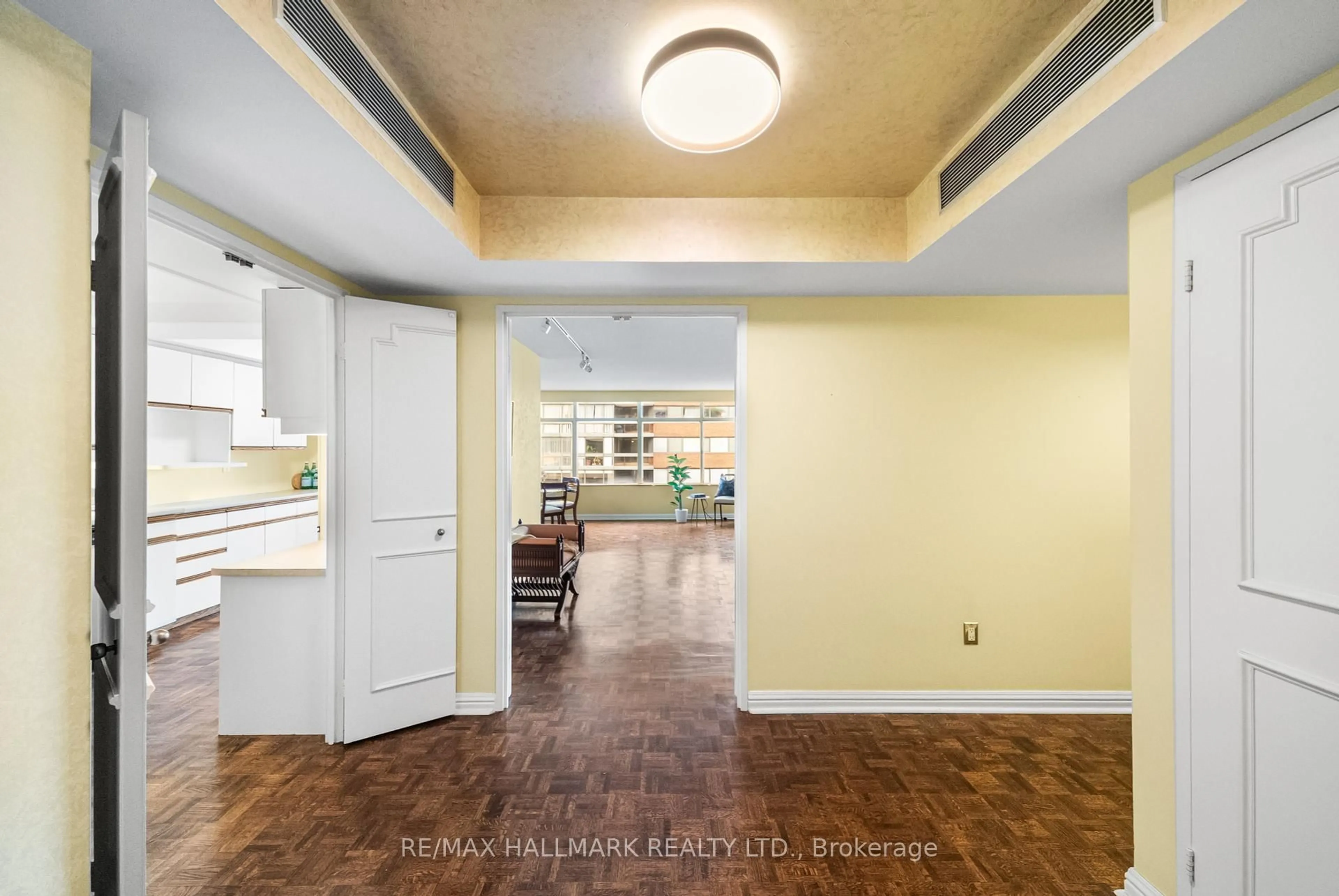 Unknown for 900 Yonge St #1101, Toronto Ontario M4W 3P5