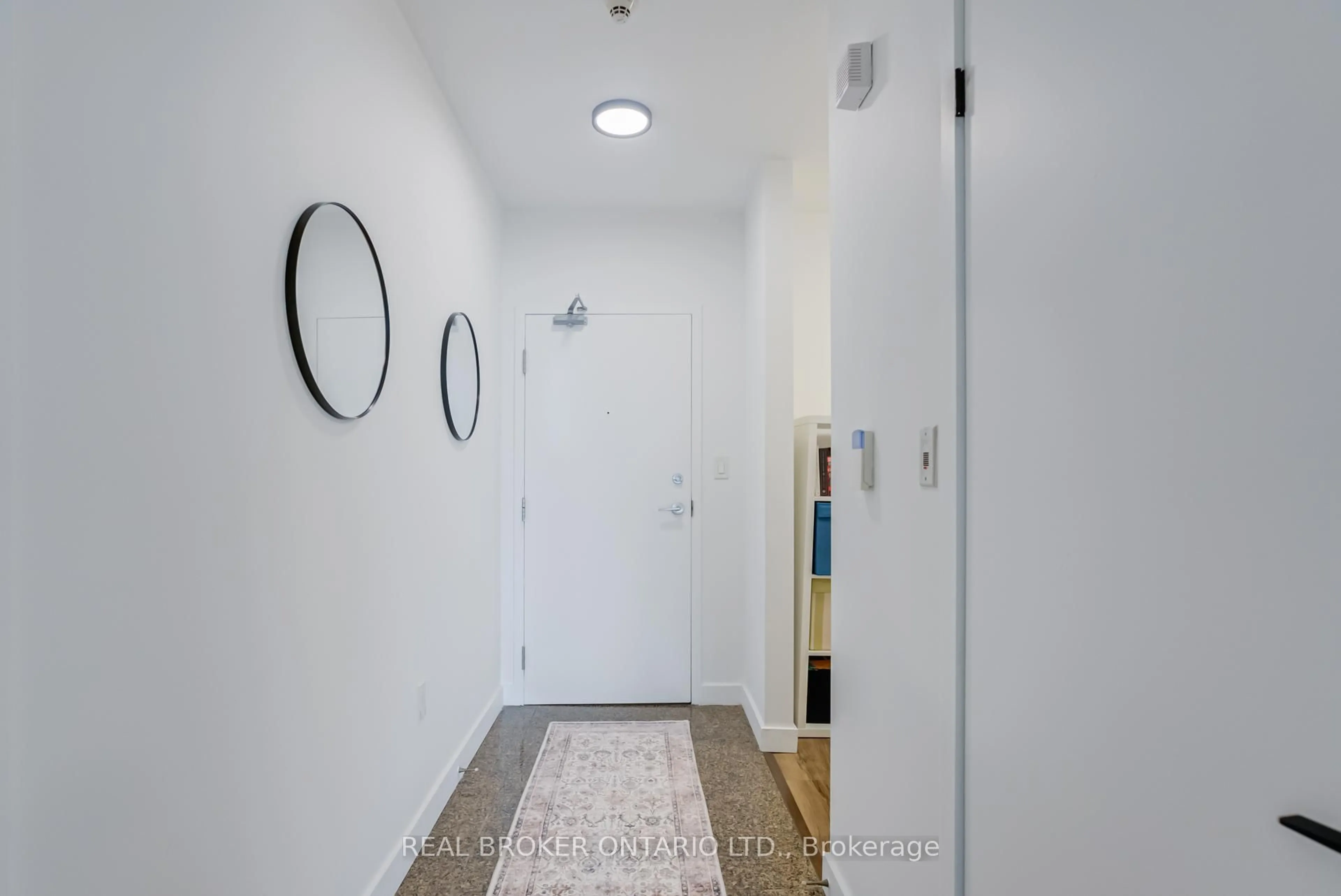 Indoor foyer for 5 Mariner Terr #2605, Toronto Ontario M5V 3V6