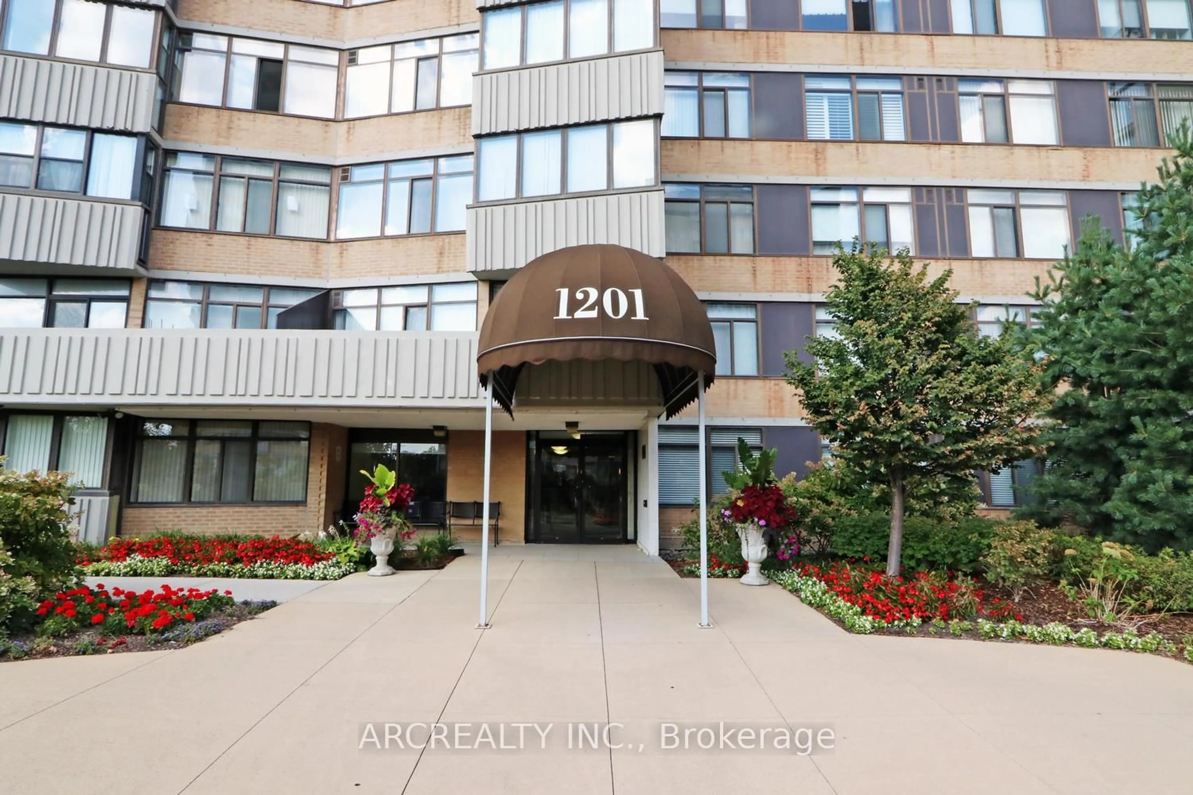 Indoor foyer for 1201 Steeles Ave #1107, Toronto Ontario M2R 3K1