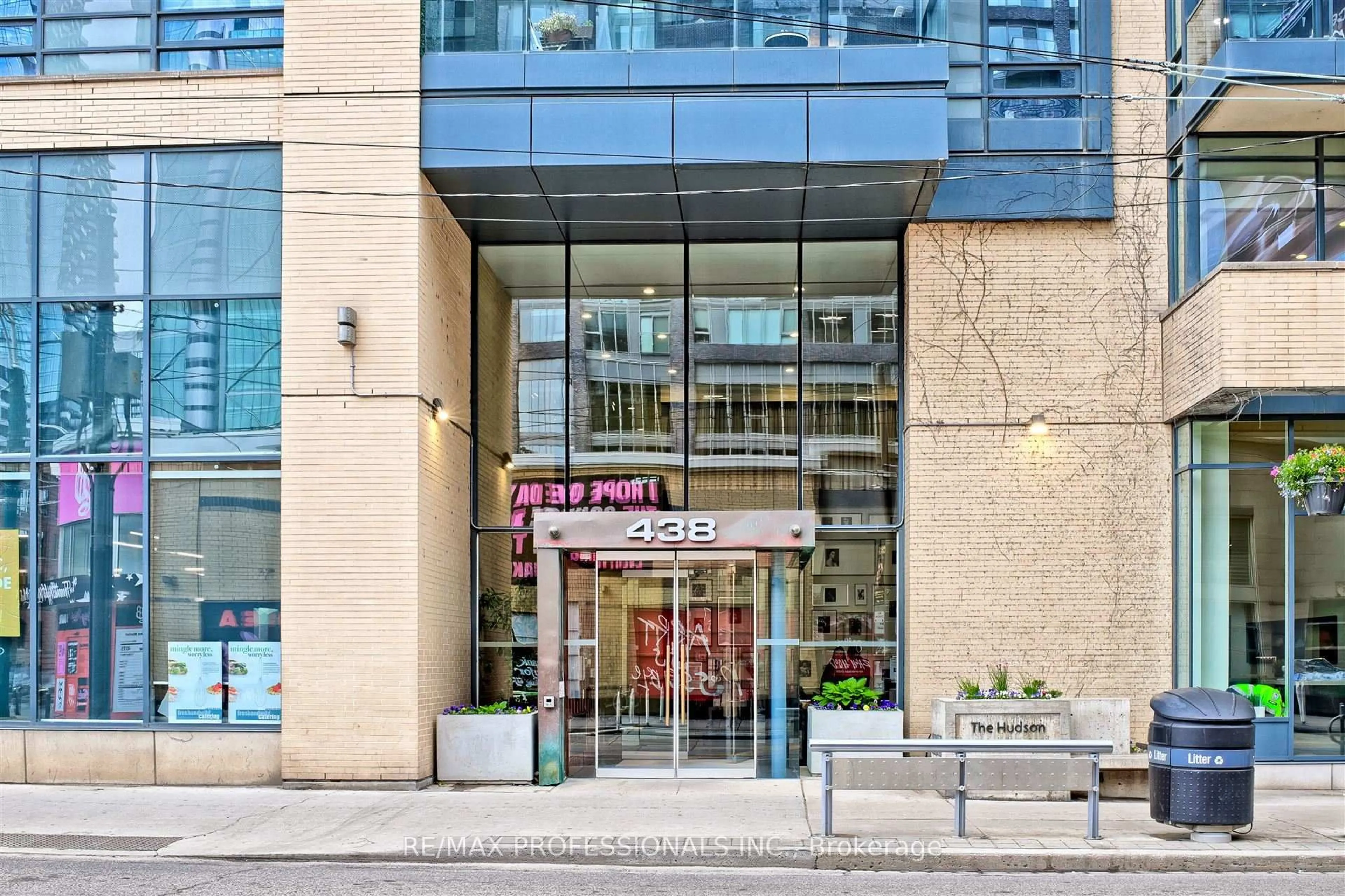 Indoor foyer for 438 King St #1707, Toronto Ontario M5V 3T9