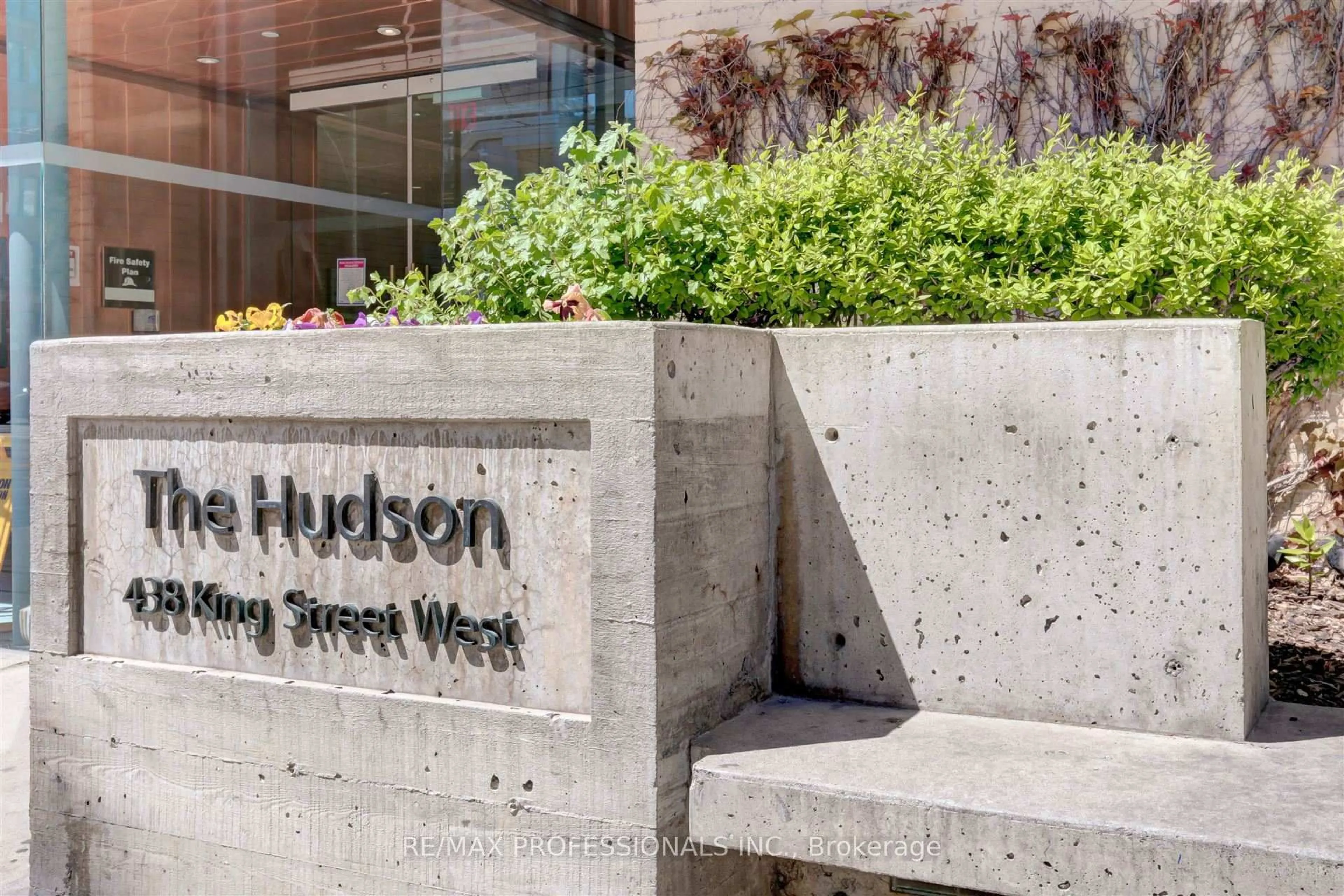 Indoor foyer for 438 King St #1707, Toronto Ontario M5V 3T9