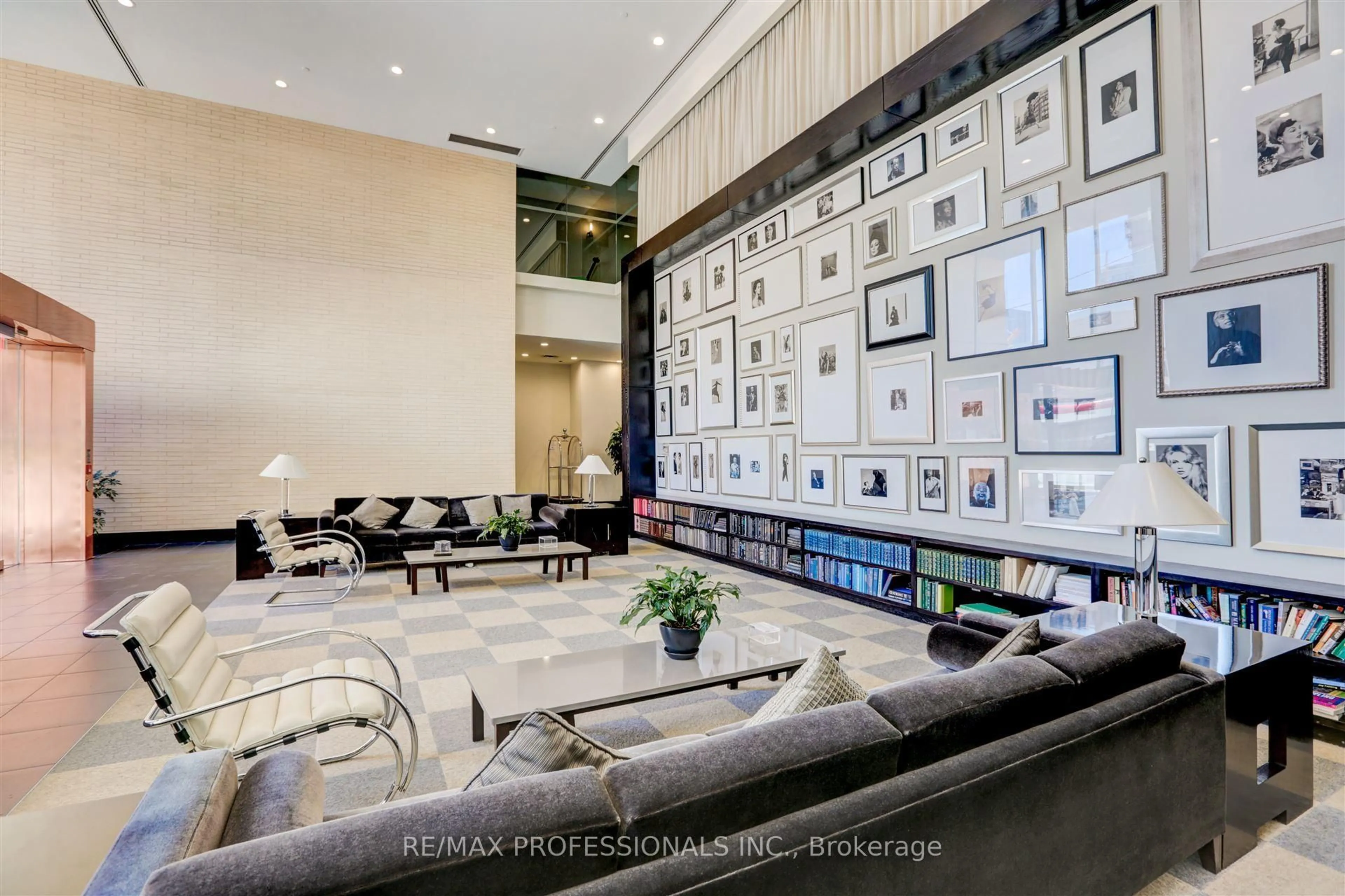 Lobby for 438 King St #1707, Toronto Ontario M5V 3T9