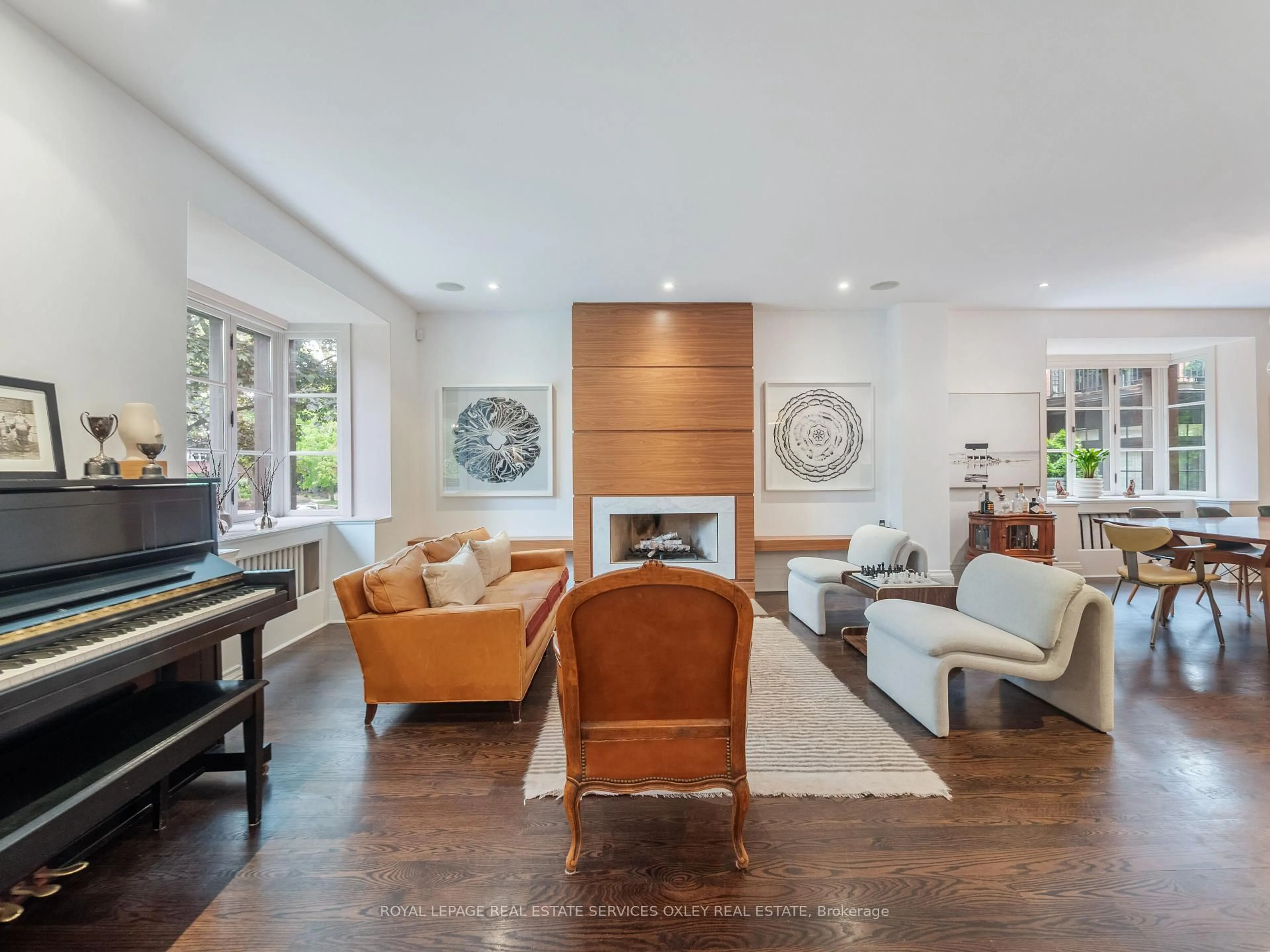 Living room with furniture, unknown for 24 St Andrews Gdns, Toronto Ontario M4W 2E1