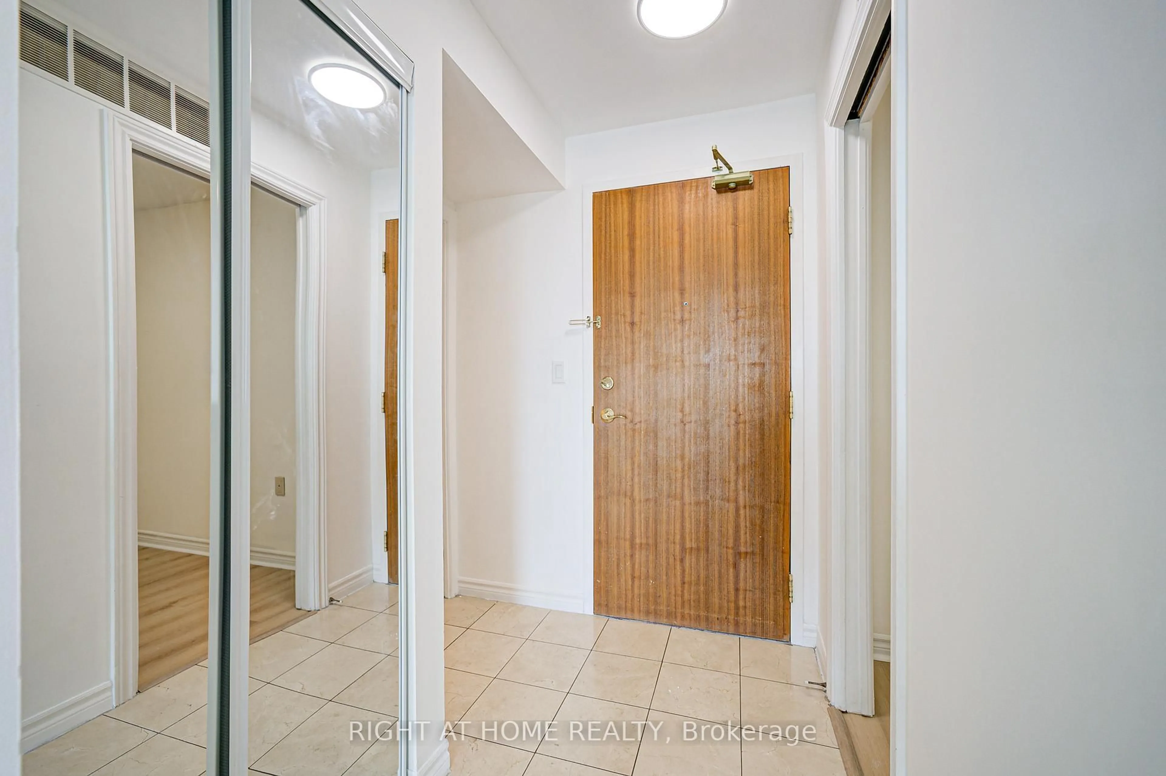 Indoor entryway for 3840 Bathurst St #609, Toronto Ontario M3H 6C6