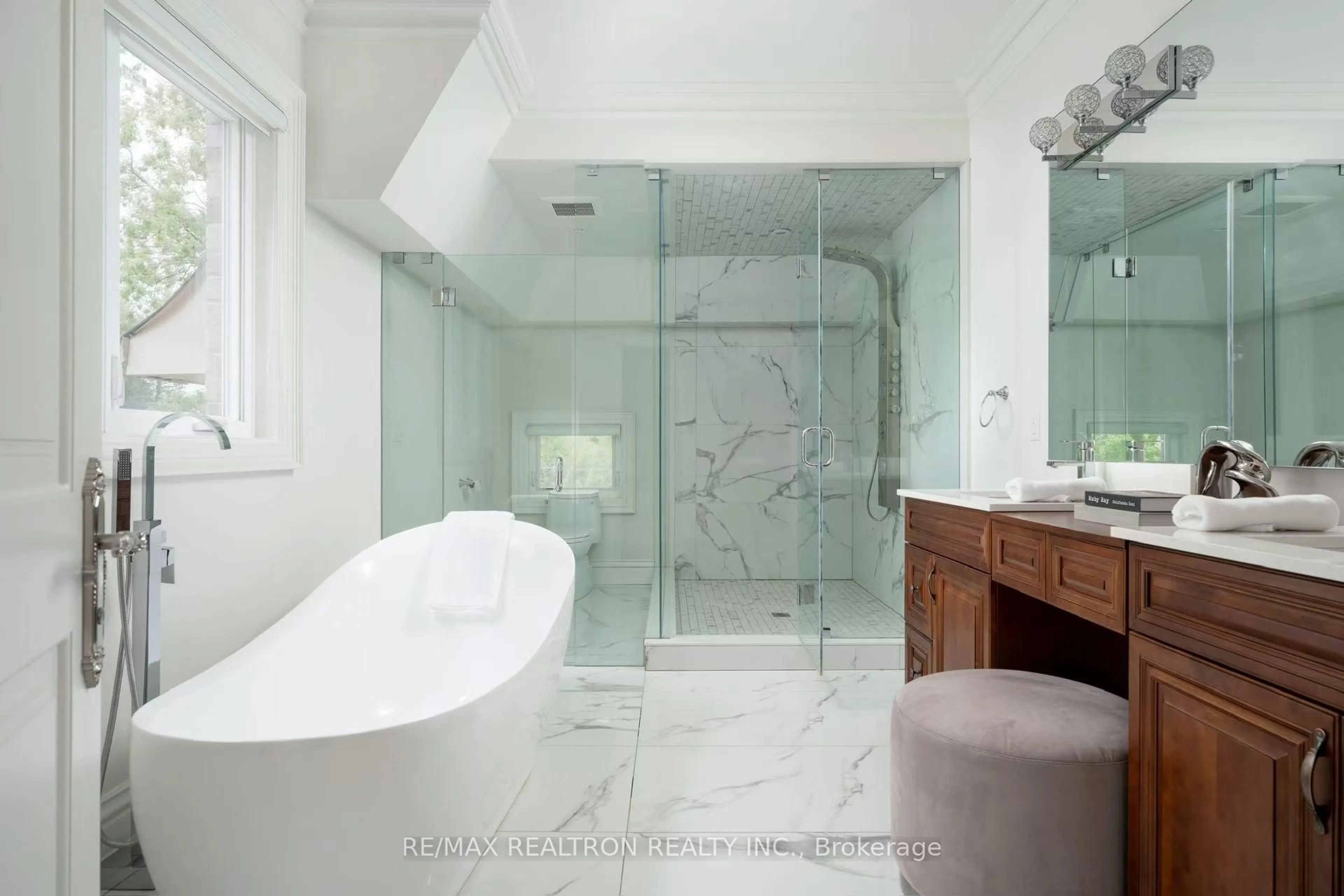 Contemporary bathroom, ceramic/tile floor for 255 Ellerslie Ave, Toronto Ontario M2N 1Y5
