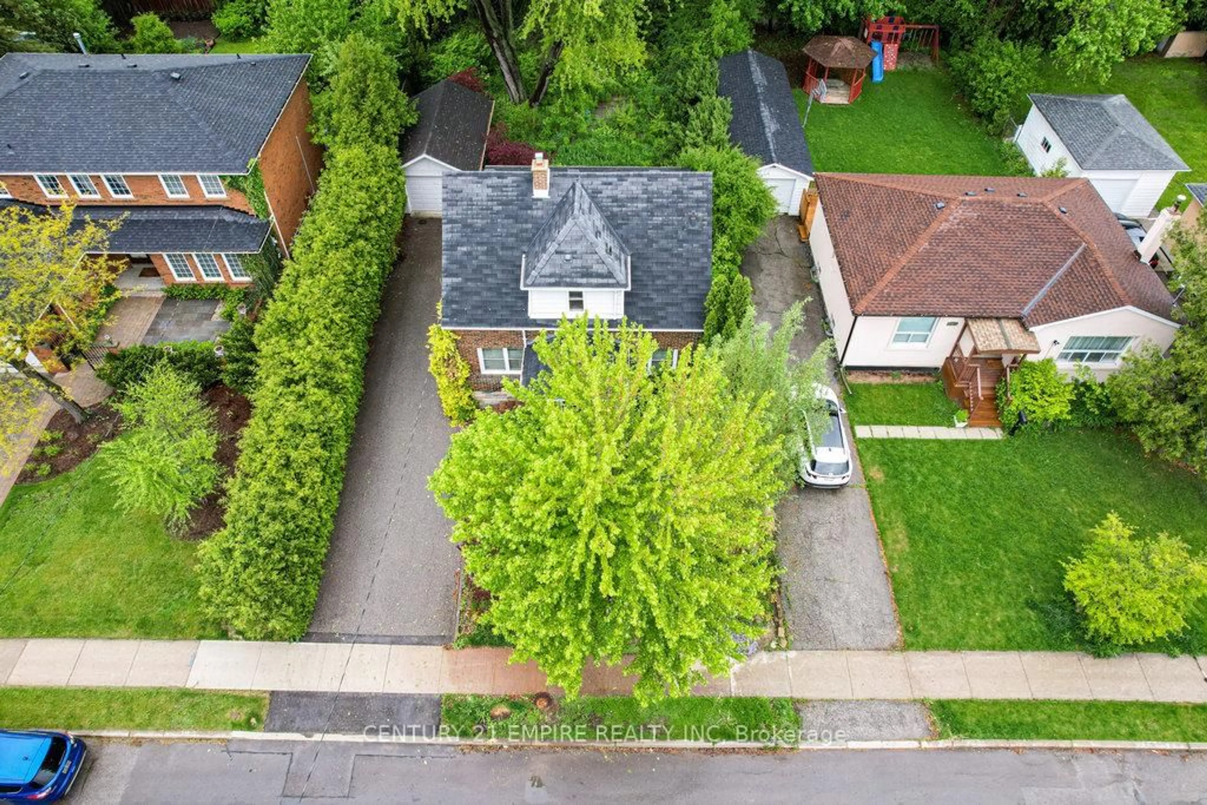 A pic from outside/outdoor area/front of a property/back of a property/a pic from drone, street for 292 Horsham Ave, Toronto Ontario M2R 1G4