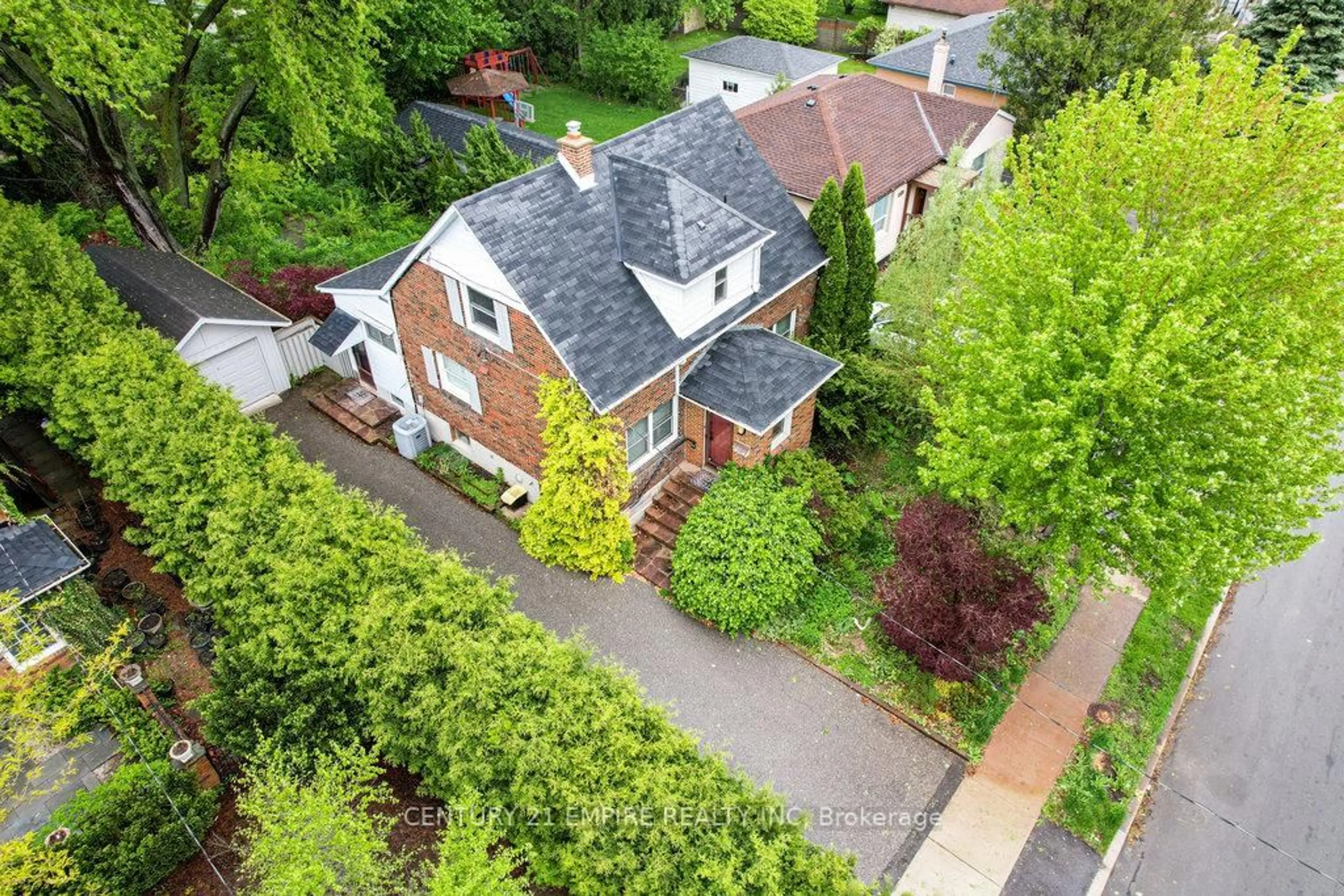 A pic from outside/outdoor area/front of a property/back of a property/a pic from drone, street for 292 Horsham Ave, Toronto Ontario M2R 1G4