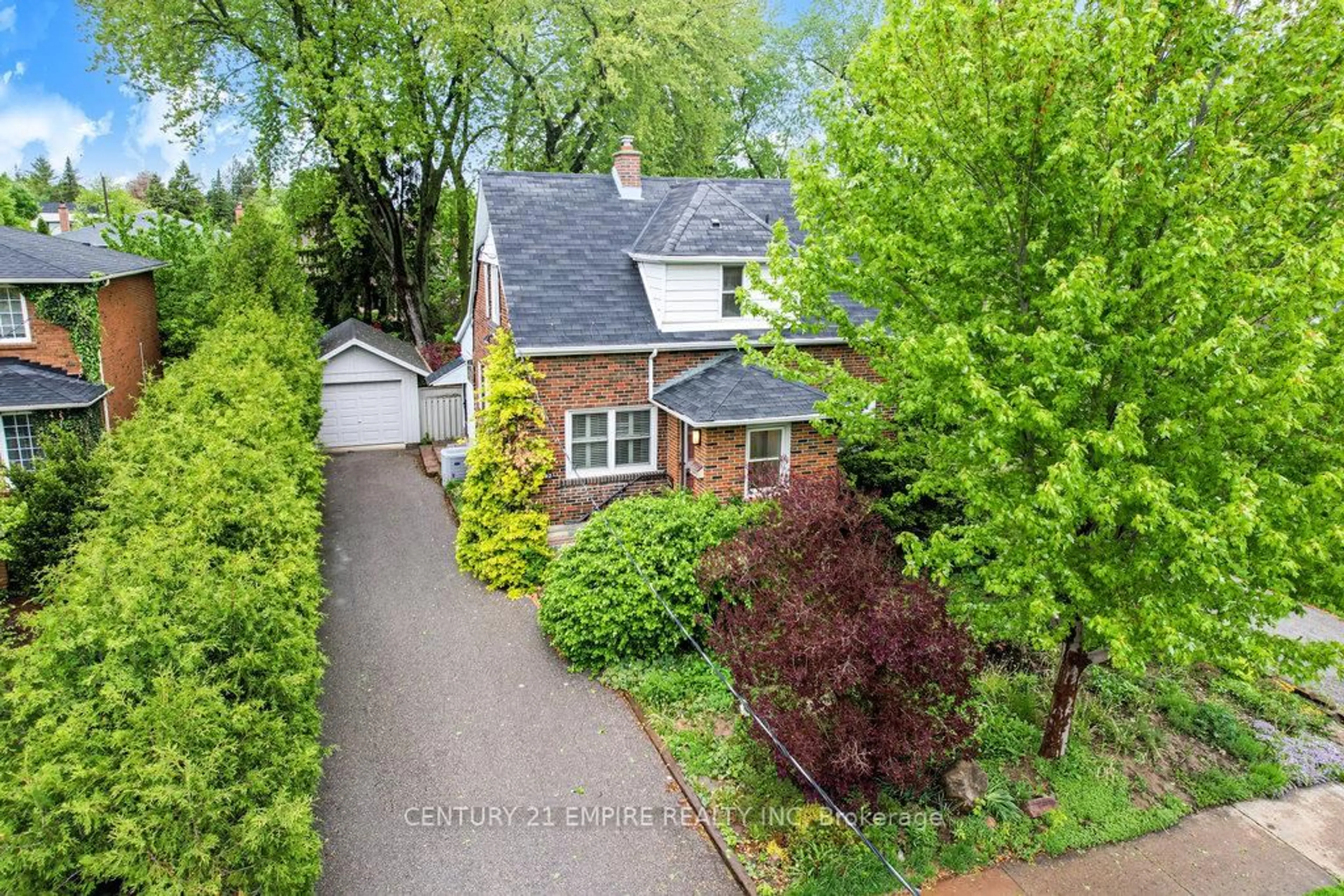 A pic from outside/outdoor area/front of a property/back of a property/a pic from drone, street for 292 Horsham Ave, Toronto Ontario M2R 1G4