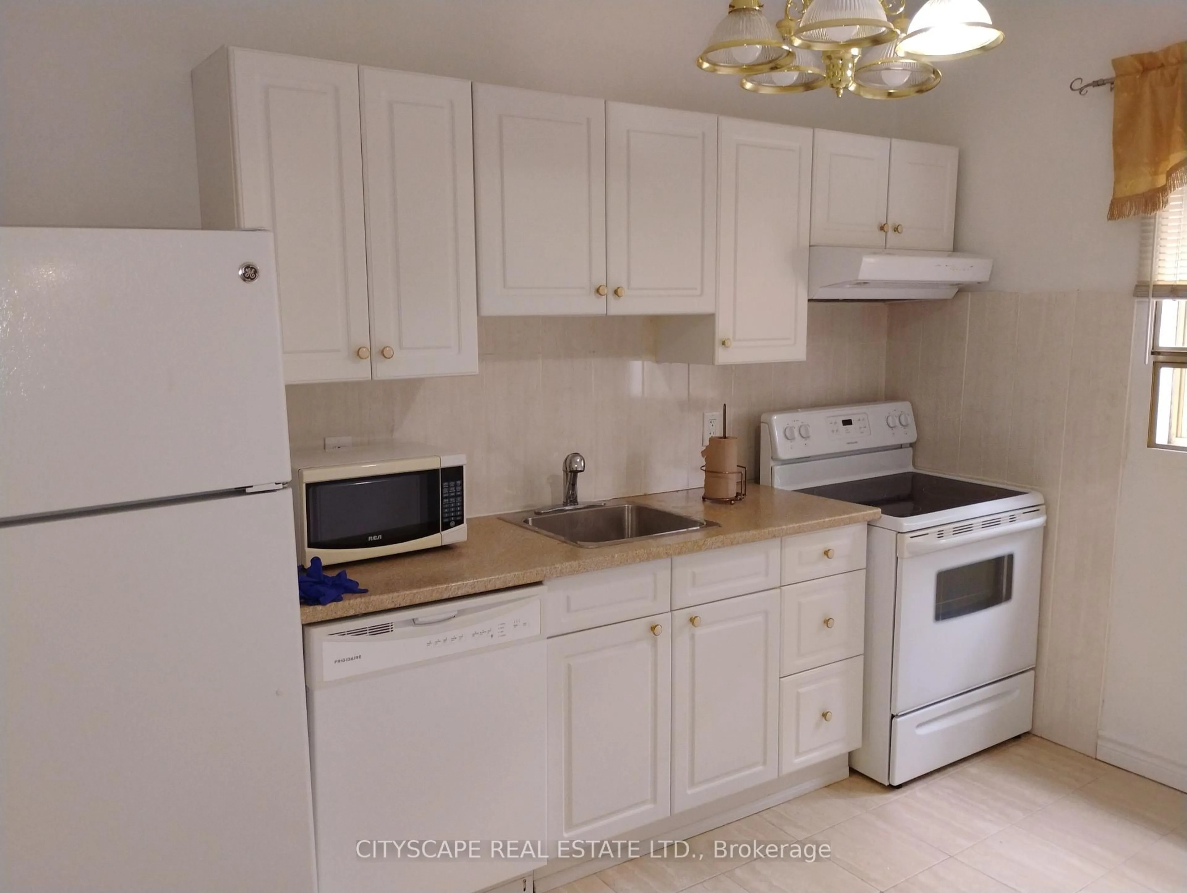 Standard kitchen, unknown for 92 Bellwoods Ave, Toronto Ontario M6J 2P4