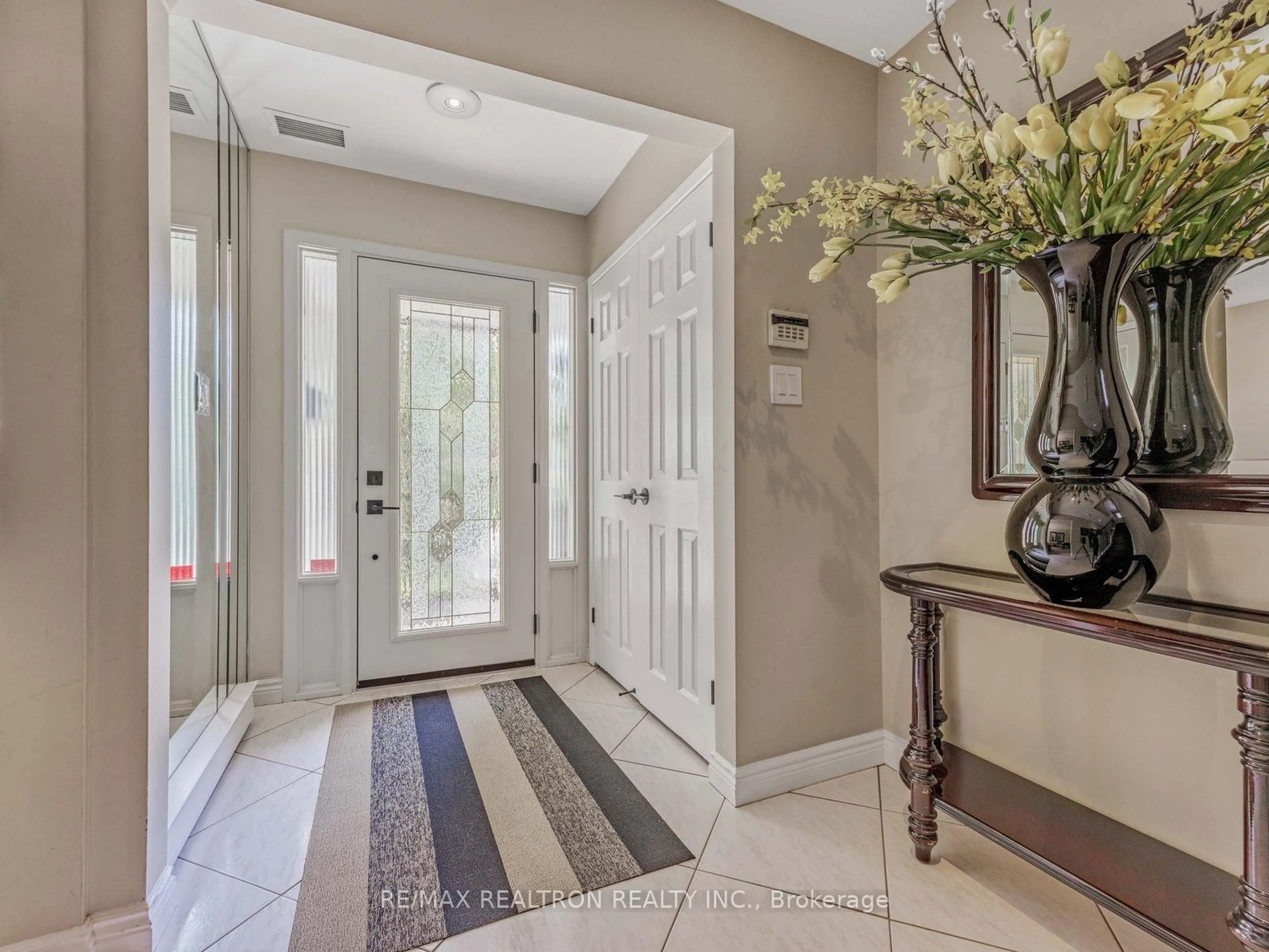 Indoor entryway for 6 Tumbleweed Rd, Toronto Ontario M2J 2N3