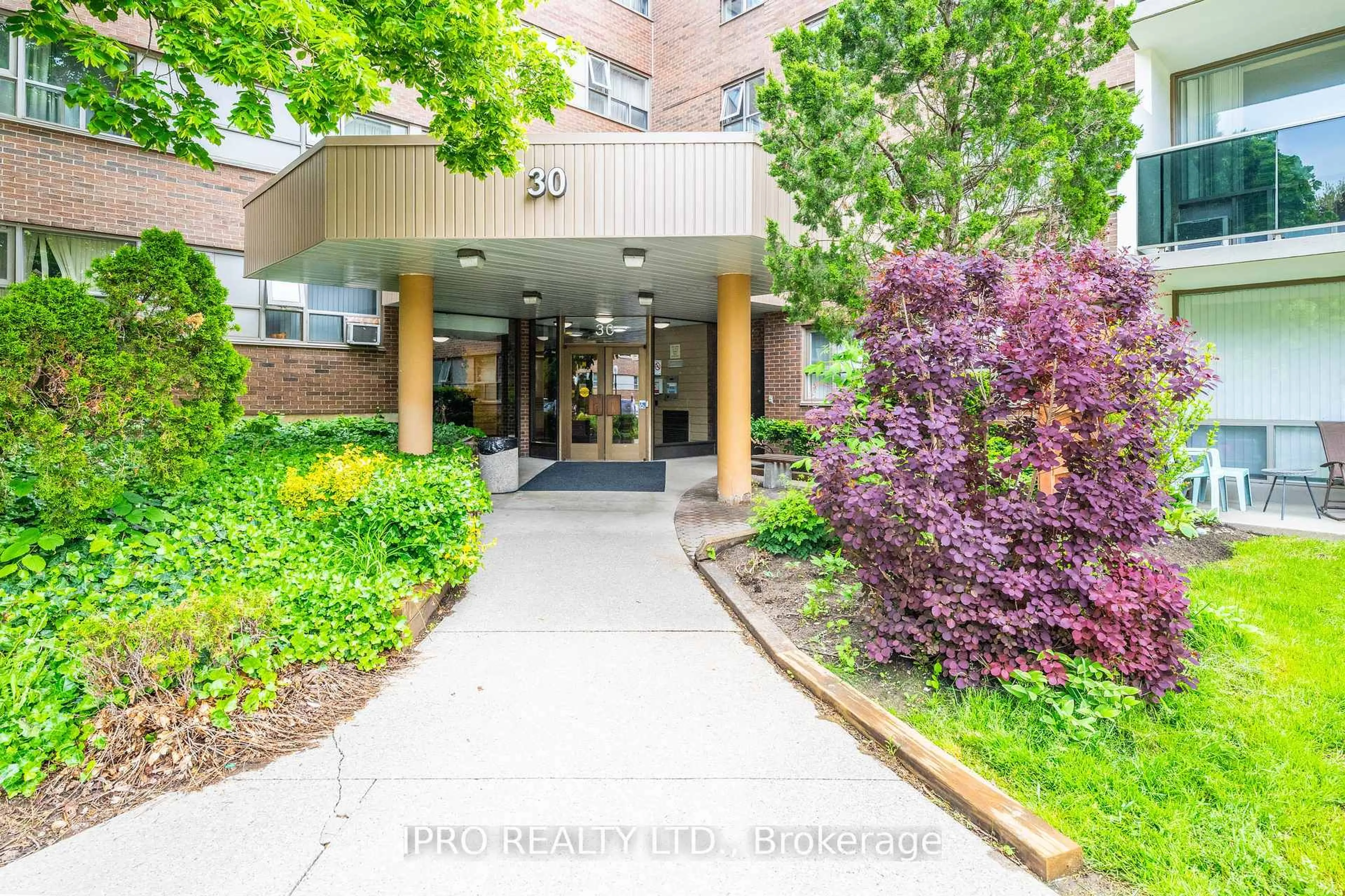 Indoor foyer for 30 Sunrise Ave #301, Toronto Ontario M4A 2R3