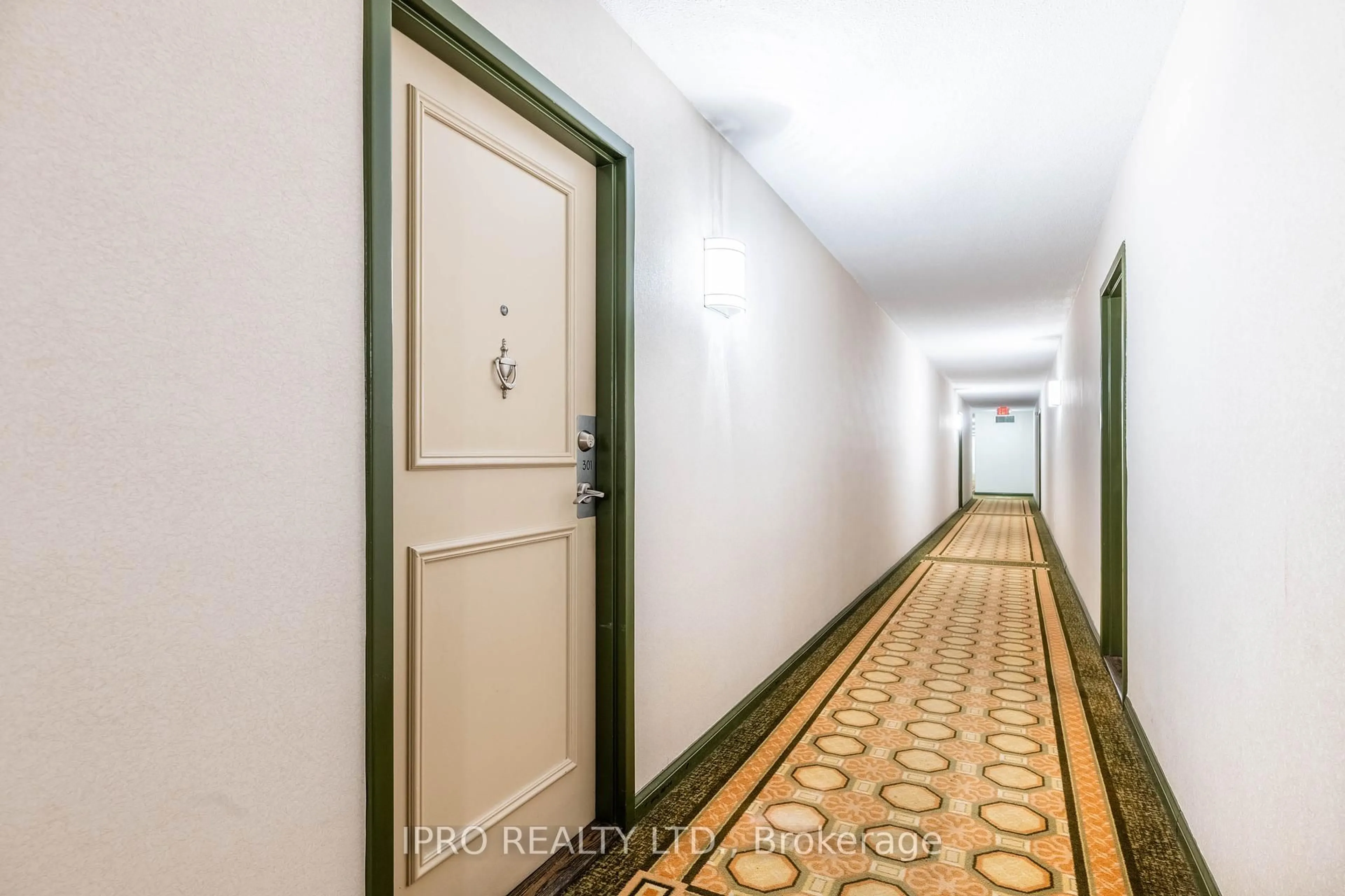Indoor foyer for 30 Sunrise Ave #301, Toronto Ontario M4A 2R3
