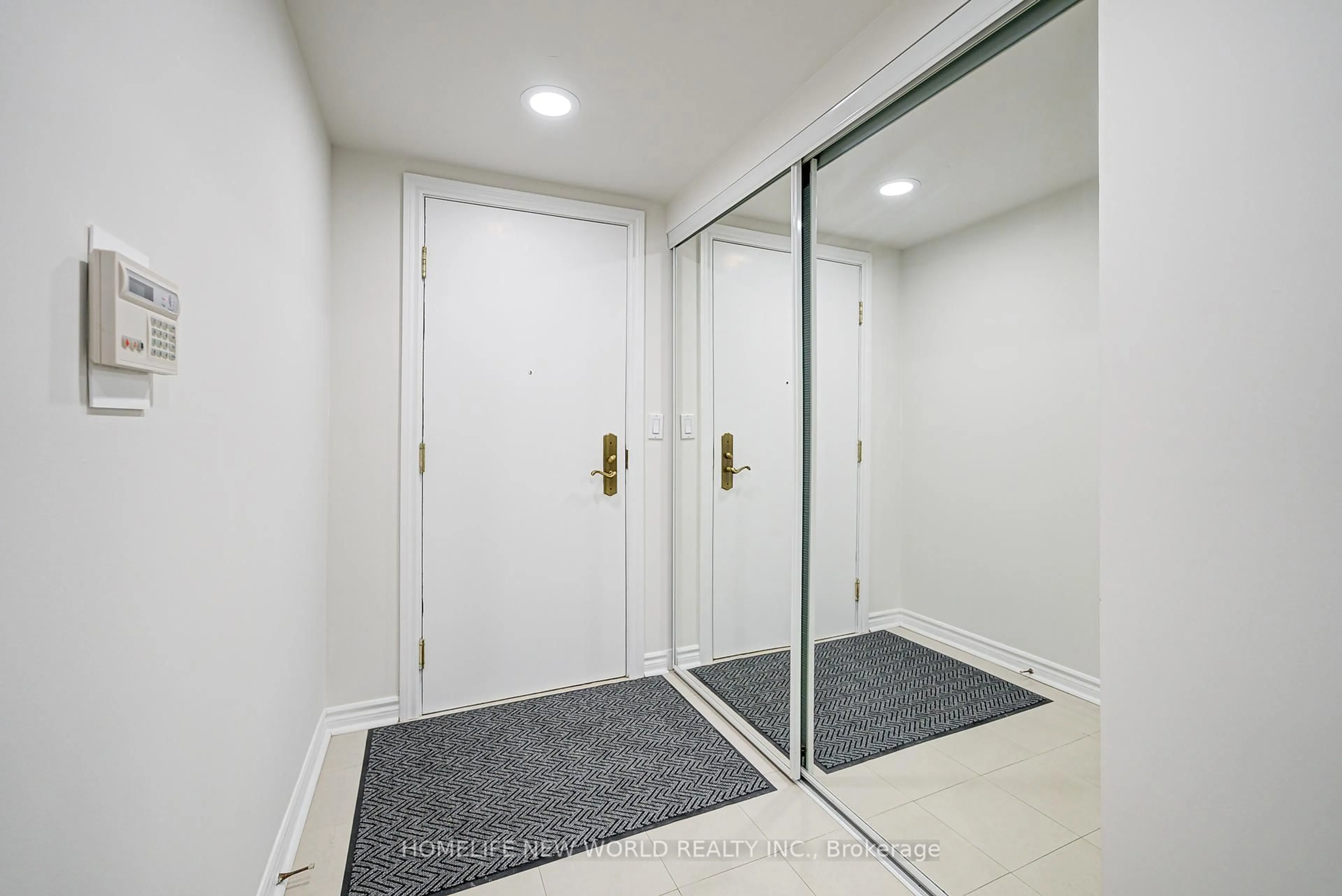 Indoor foyer for 18 Sommerset Way #1716, Toronto Ontario M2N 6X5