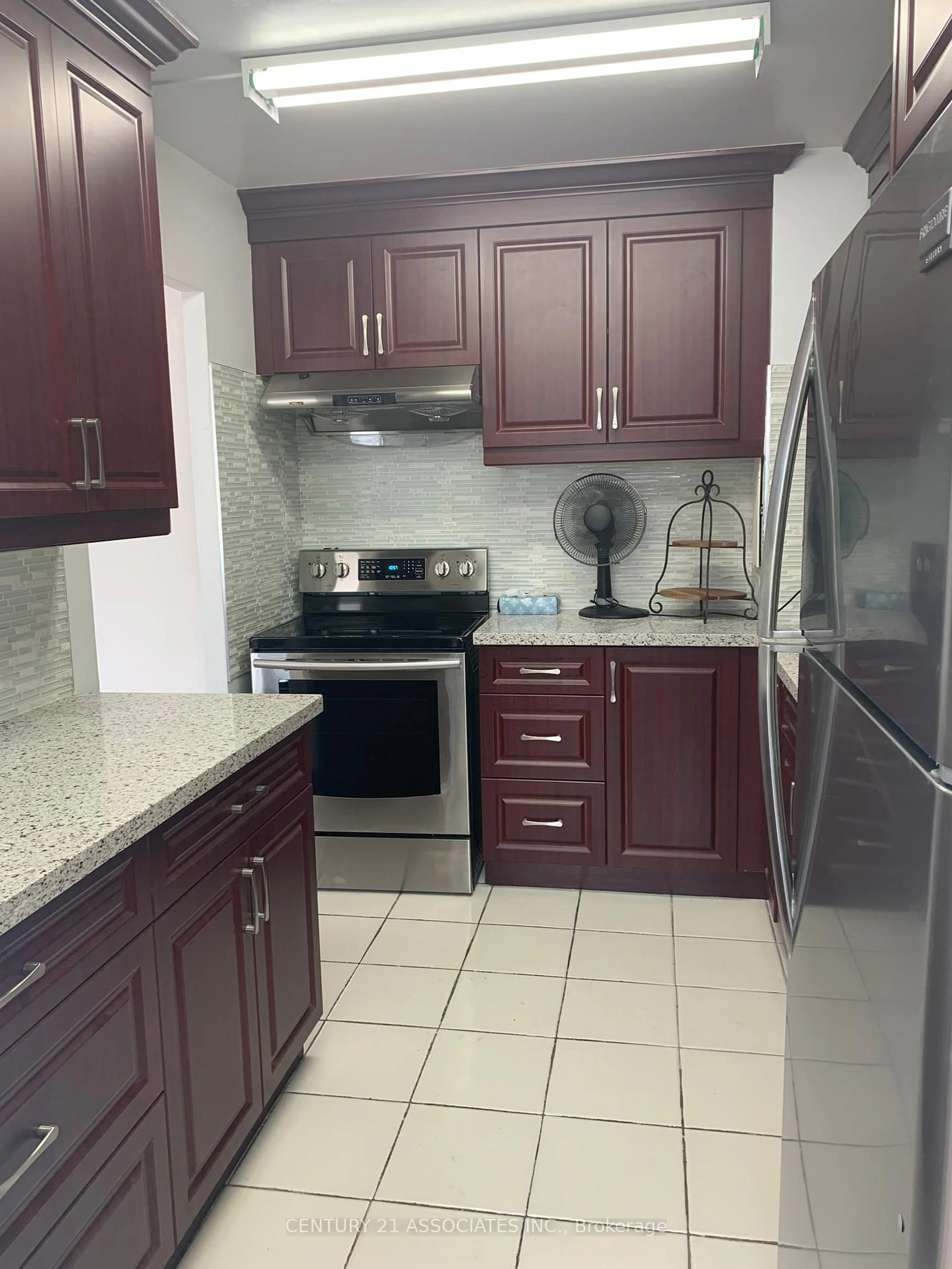 Standard kitchen, ceramic/tile floor for 100 Leeward Glwy #402, Toronto Ontario M3C 2Z1