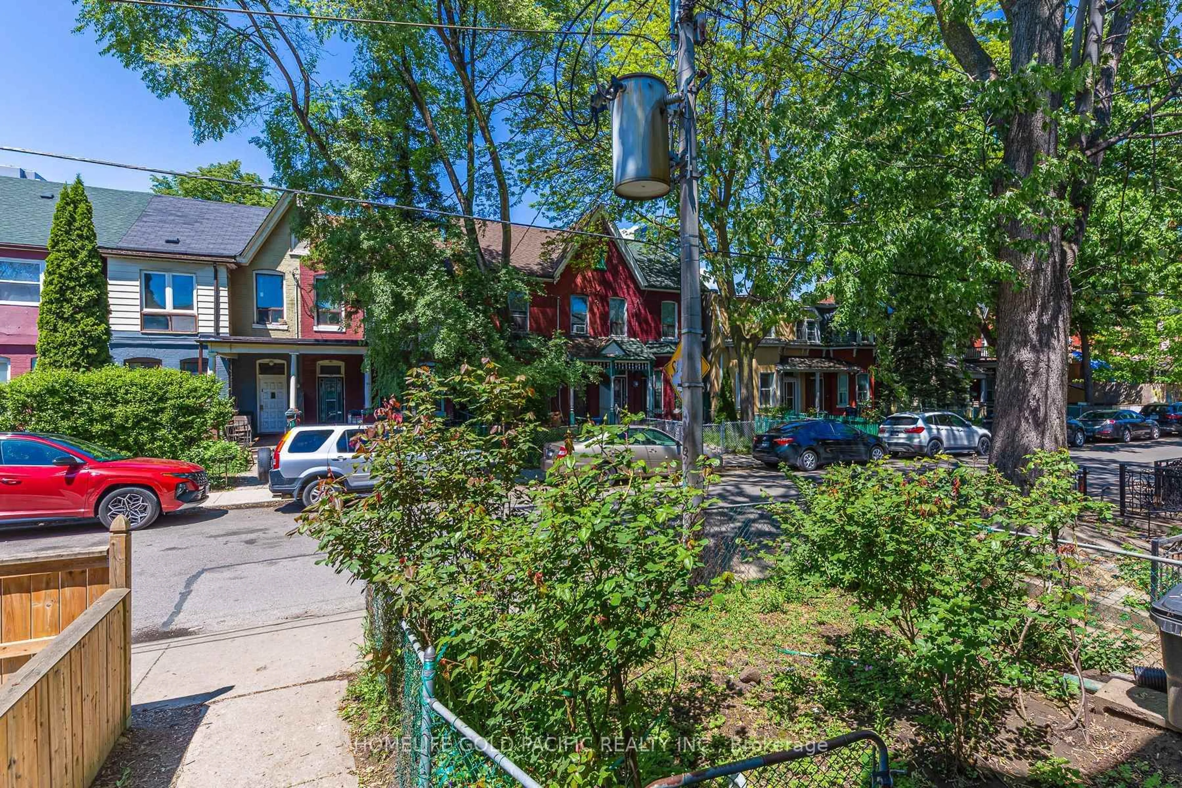 A pic from outside/outdoor area/front of a property/back of a property/a pic from drone, street for 99 Baldwin St, Toronto Ontario M5T 1L5
