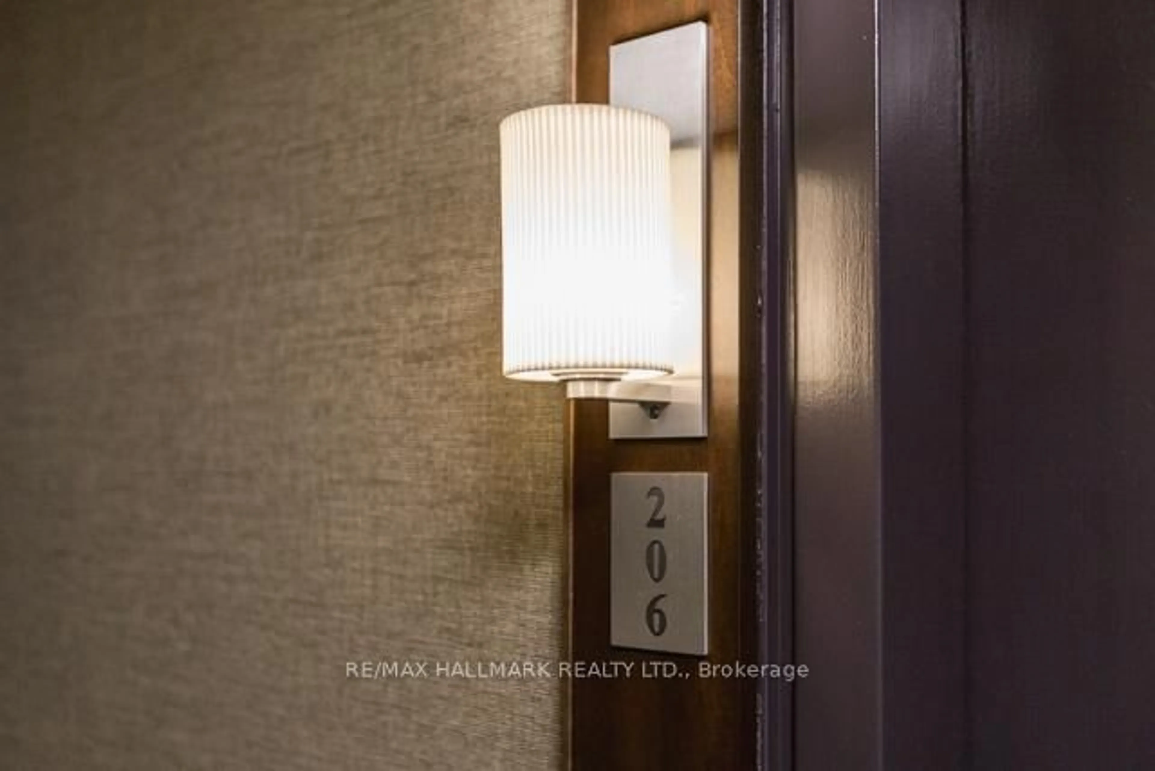 Indoor entryway for 1A Dale Ave #206, Toronto Ontario M4W 1K2