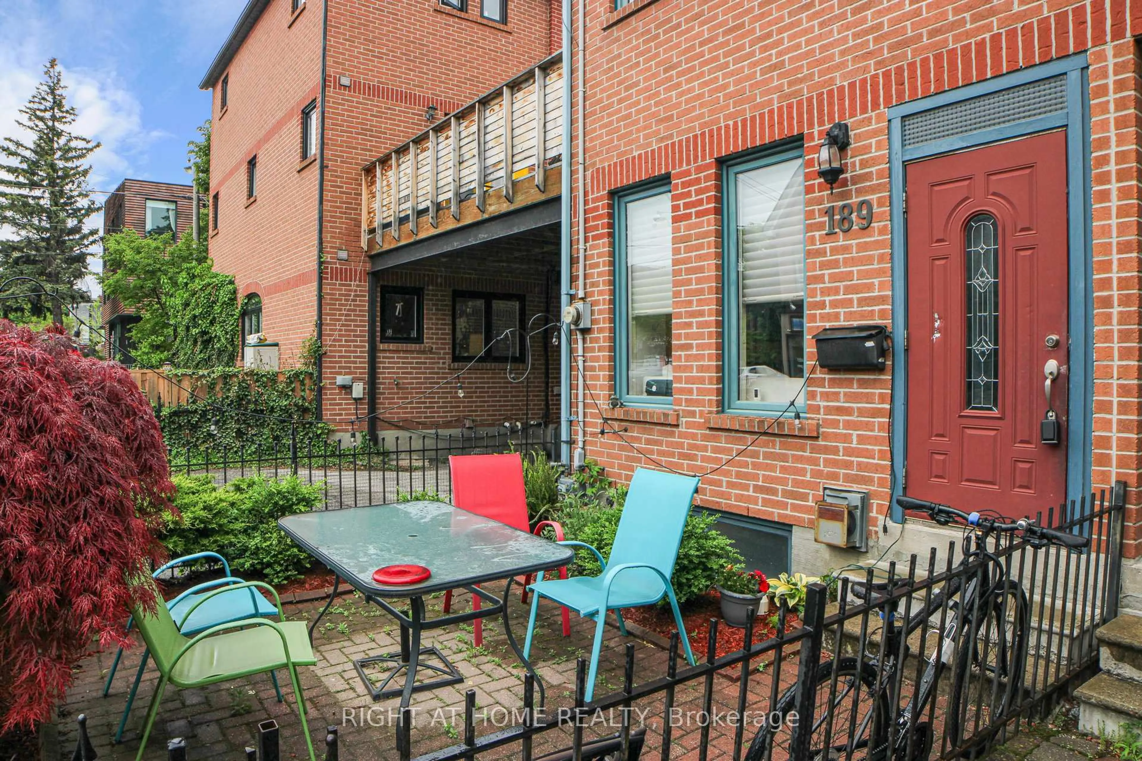 Patio, street for 189 Lippincott St, Toronto Ontario M5S 2P3