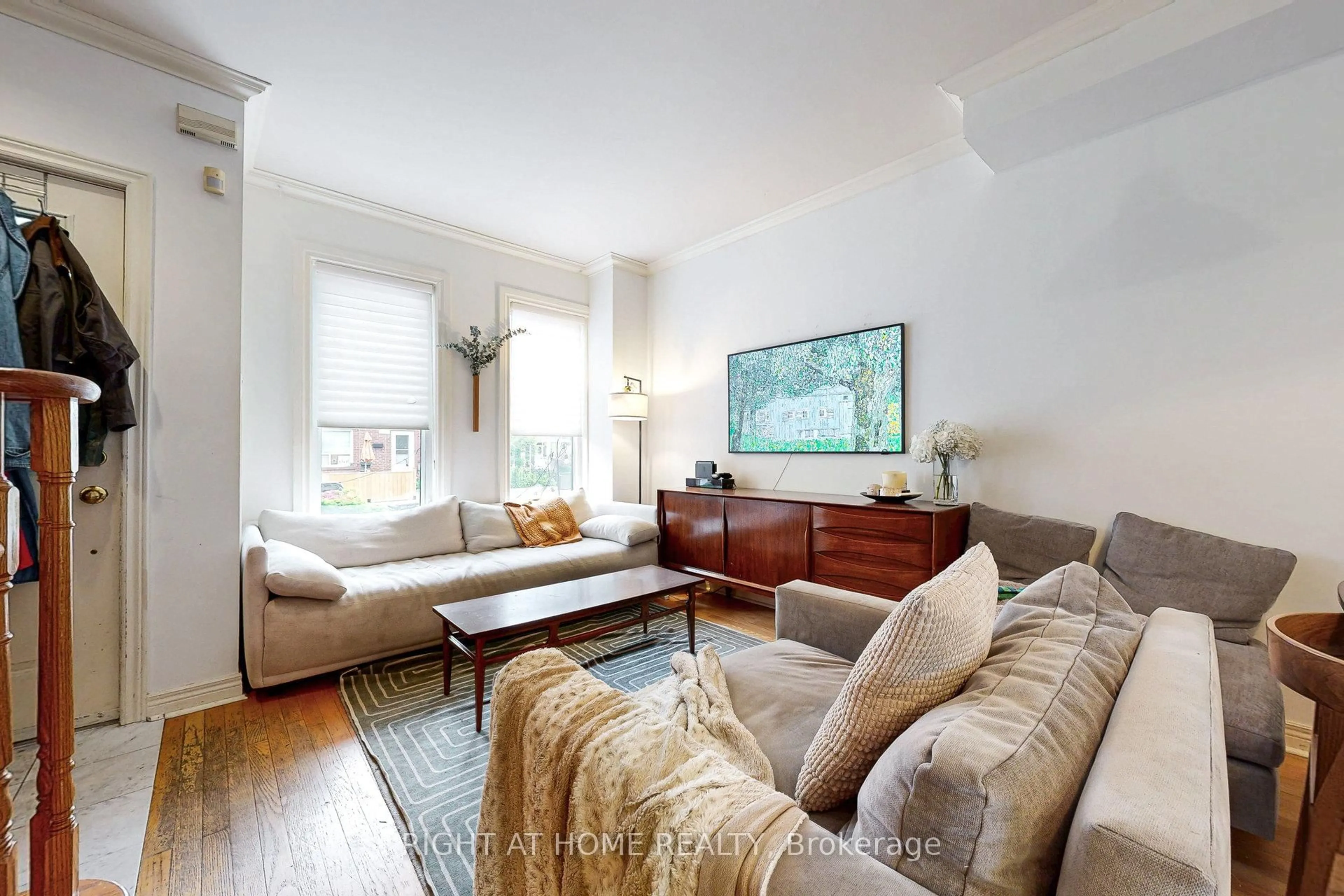 Living room with furniture, unknown for 189 Lippincott St, Toronto Ontario M5S 2P3