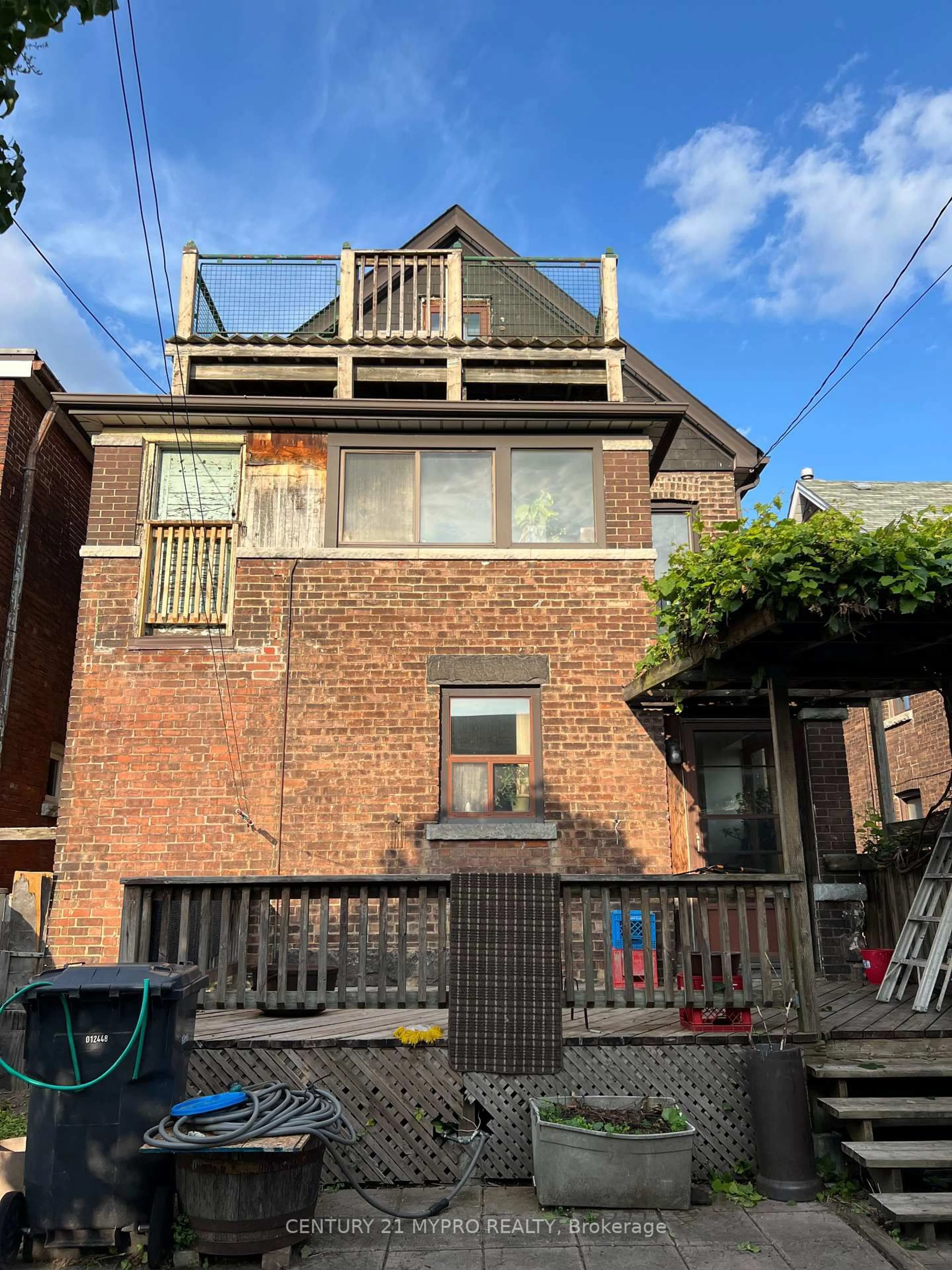 Home with brick exterior material, building for 664 Shaw St, Toronto Ontario M6G 3L7