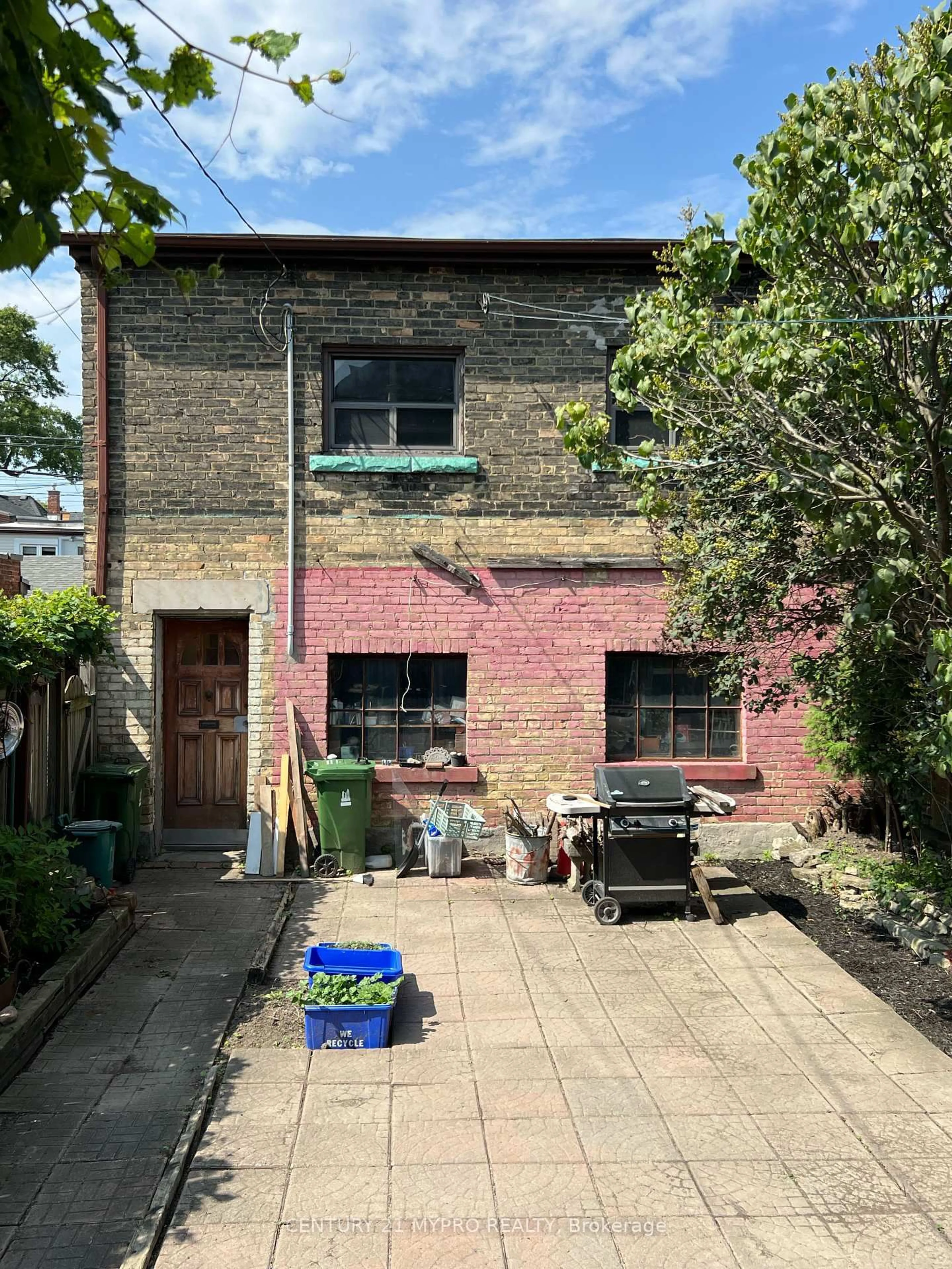 A pic from outside/outdoor area/front of a property/back of a property/a pic from drone, street for 664 Shaw St, Toronto Ontario M6G 3L7