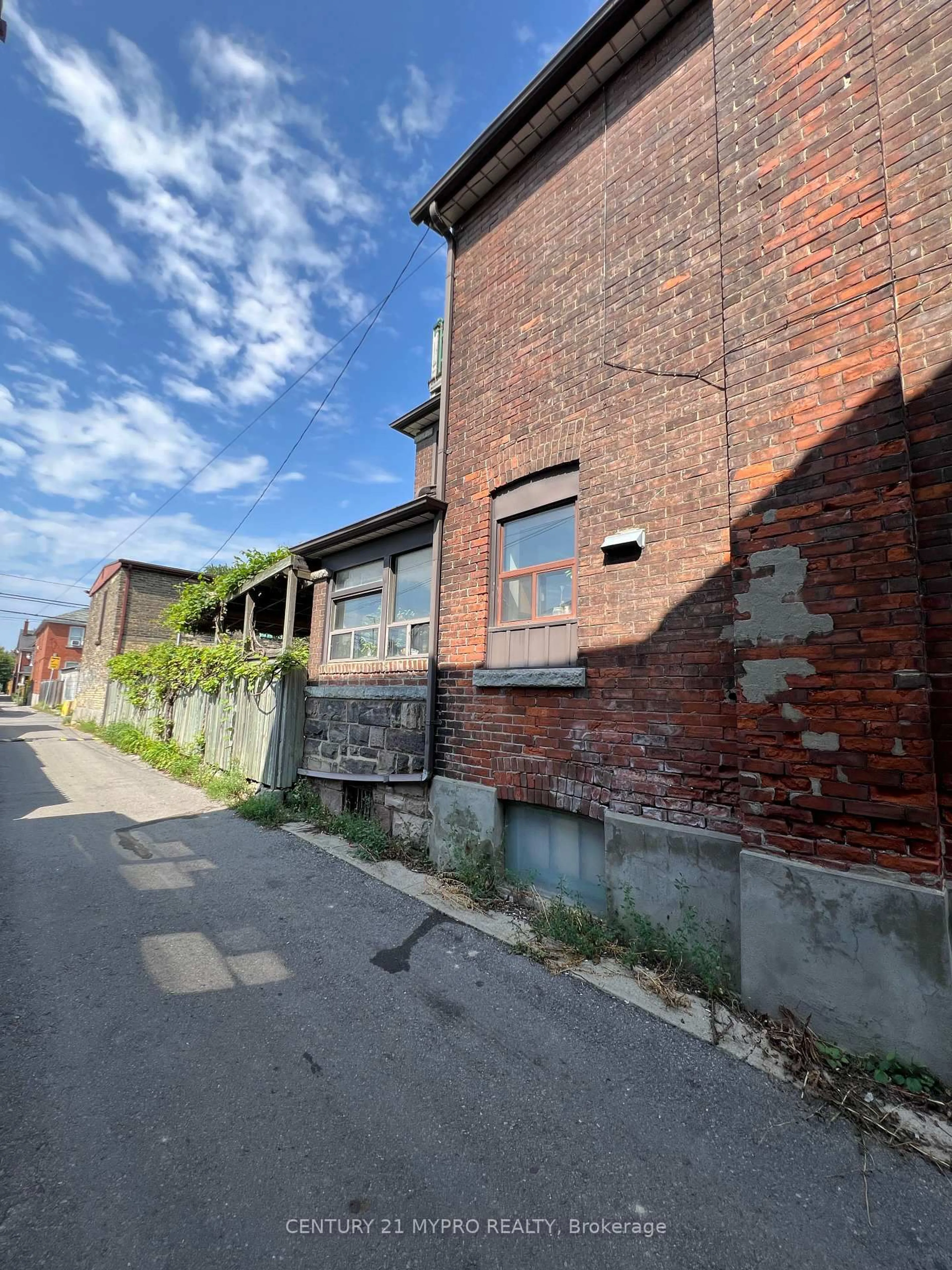 Home with brick exterior material, building for 664 Shaw St, Toronto Ontario M6G 3L7