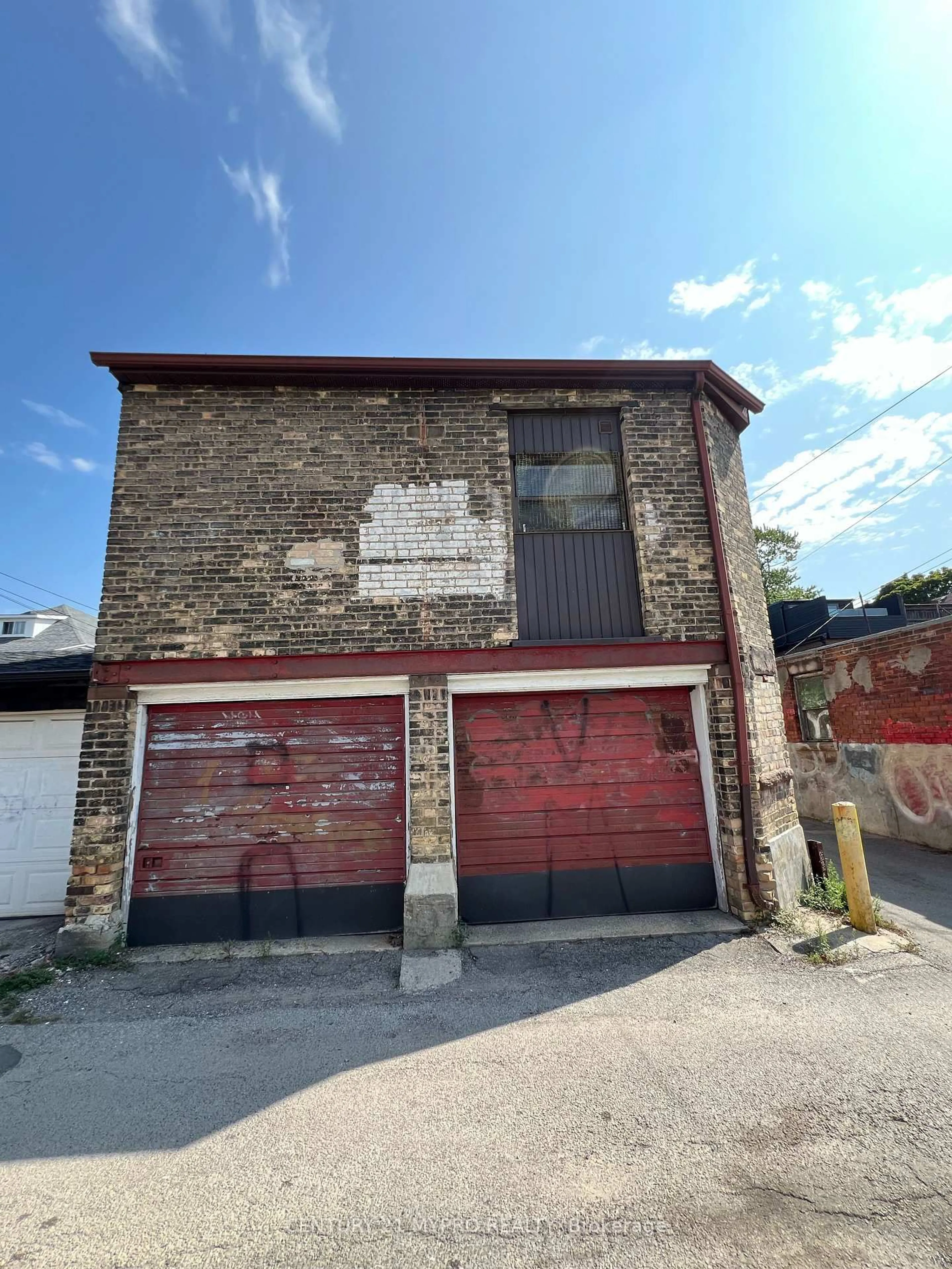 Indoor garage for 664 Shaw St, Toronto Ontario M6G 3L7