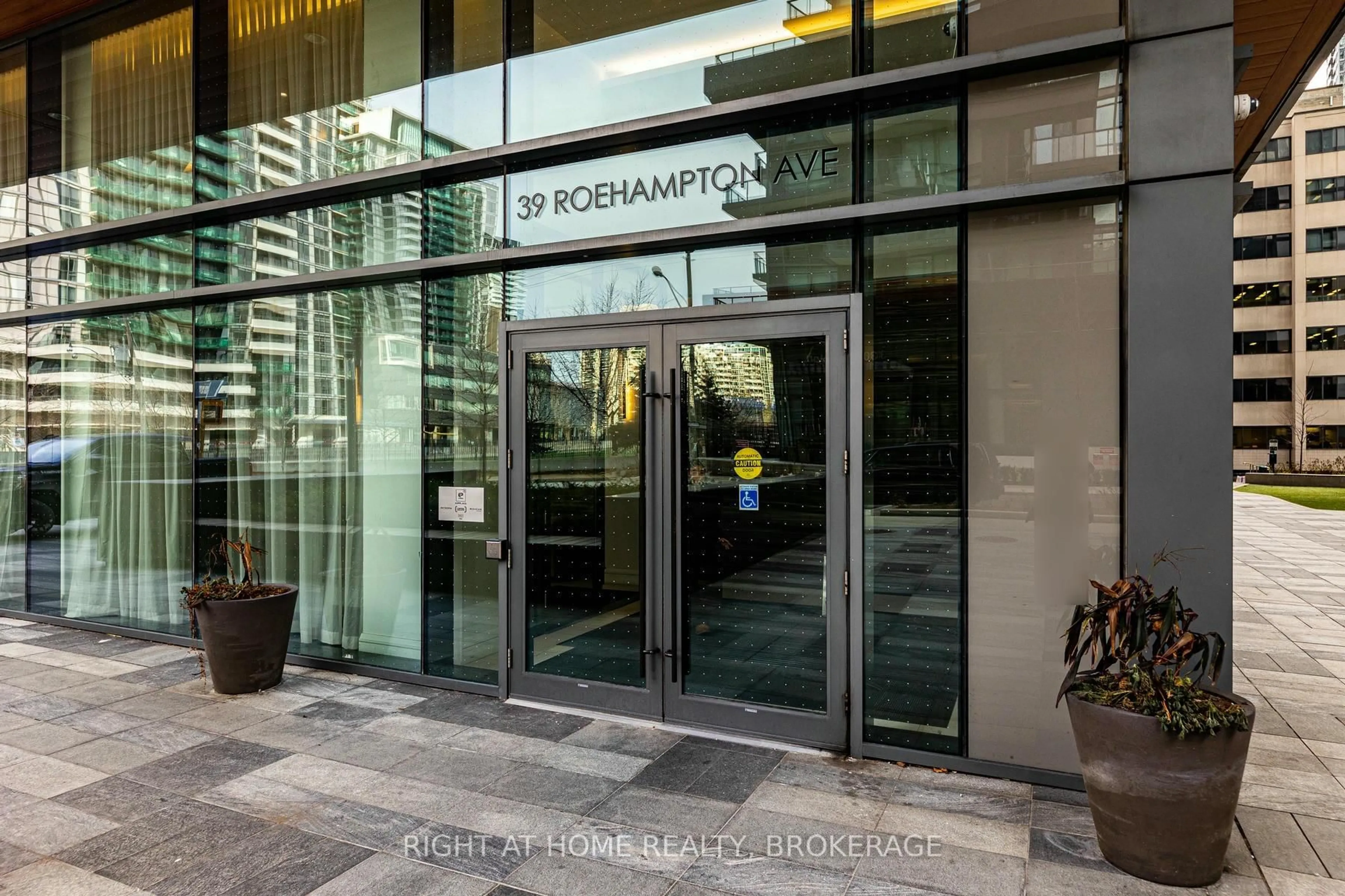 Unknown for 39 Roehampton Ave #1301, Toronto Ontario M4P 0G1