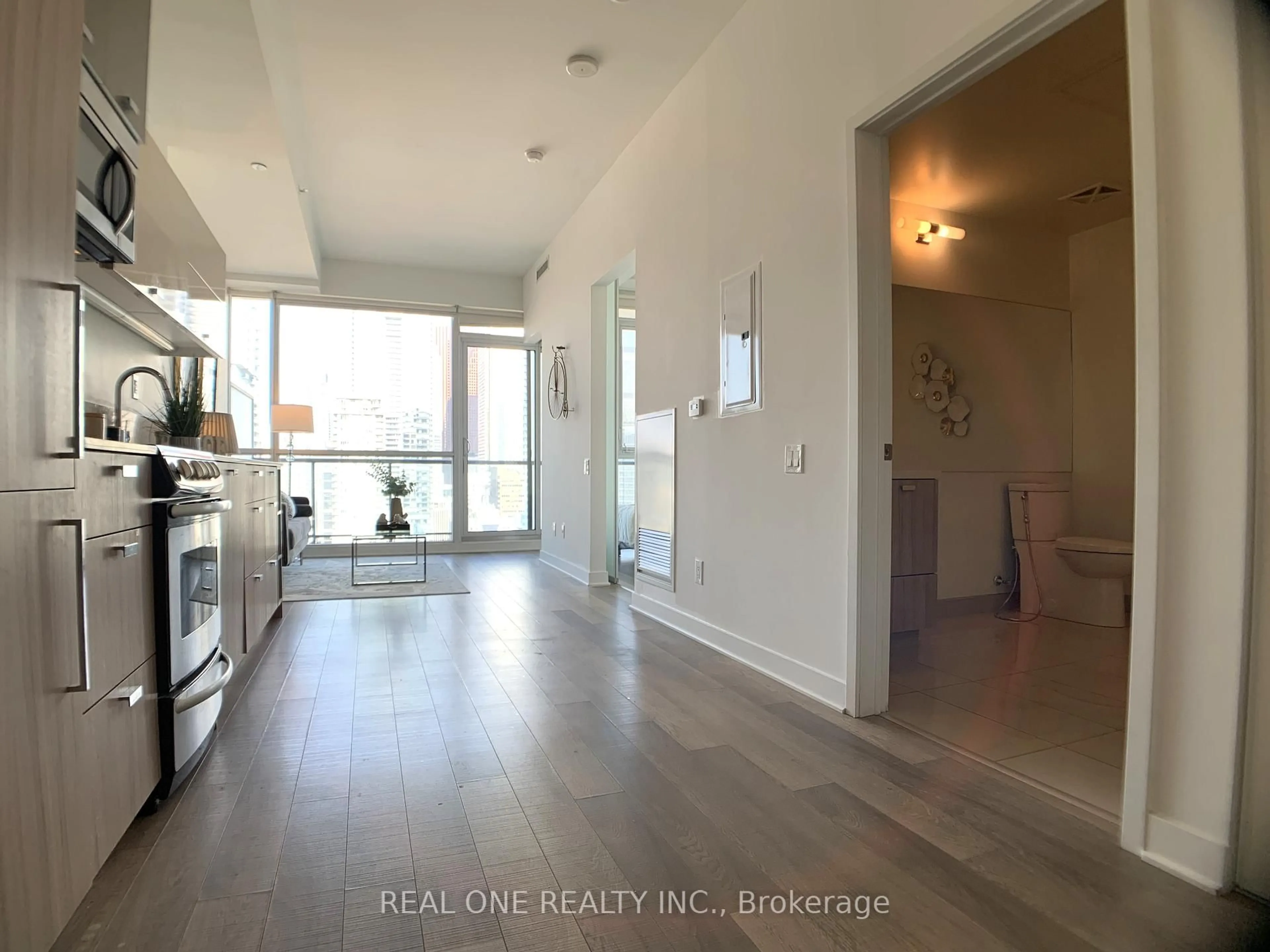 Indoor entryway for 290 Adelaide St #2306, Toronto Ontario M5V 1P6