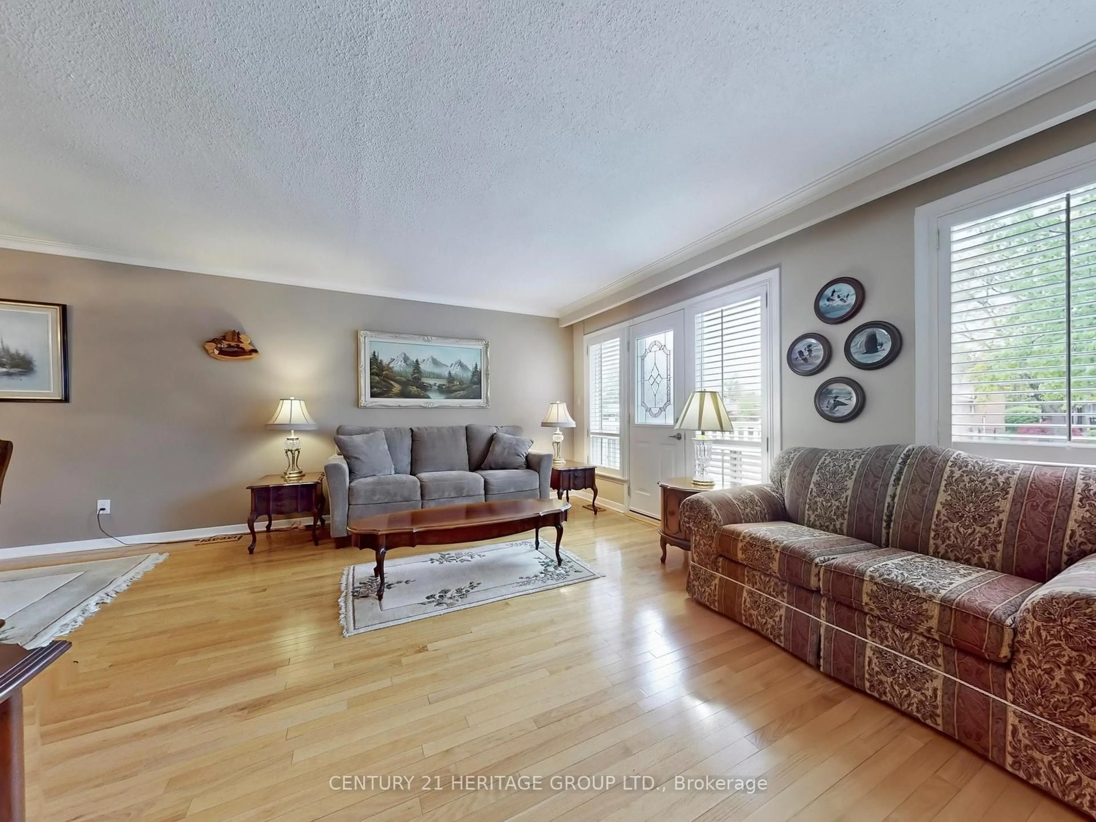 Living room with furniture, unknown for 45 Reiber Cres, Toronto Ontario M2H 1C3