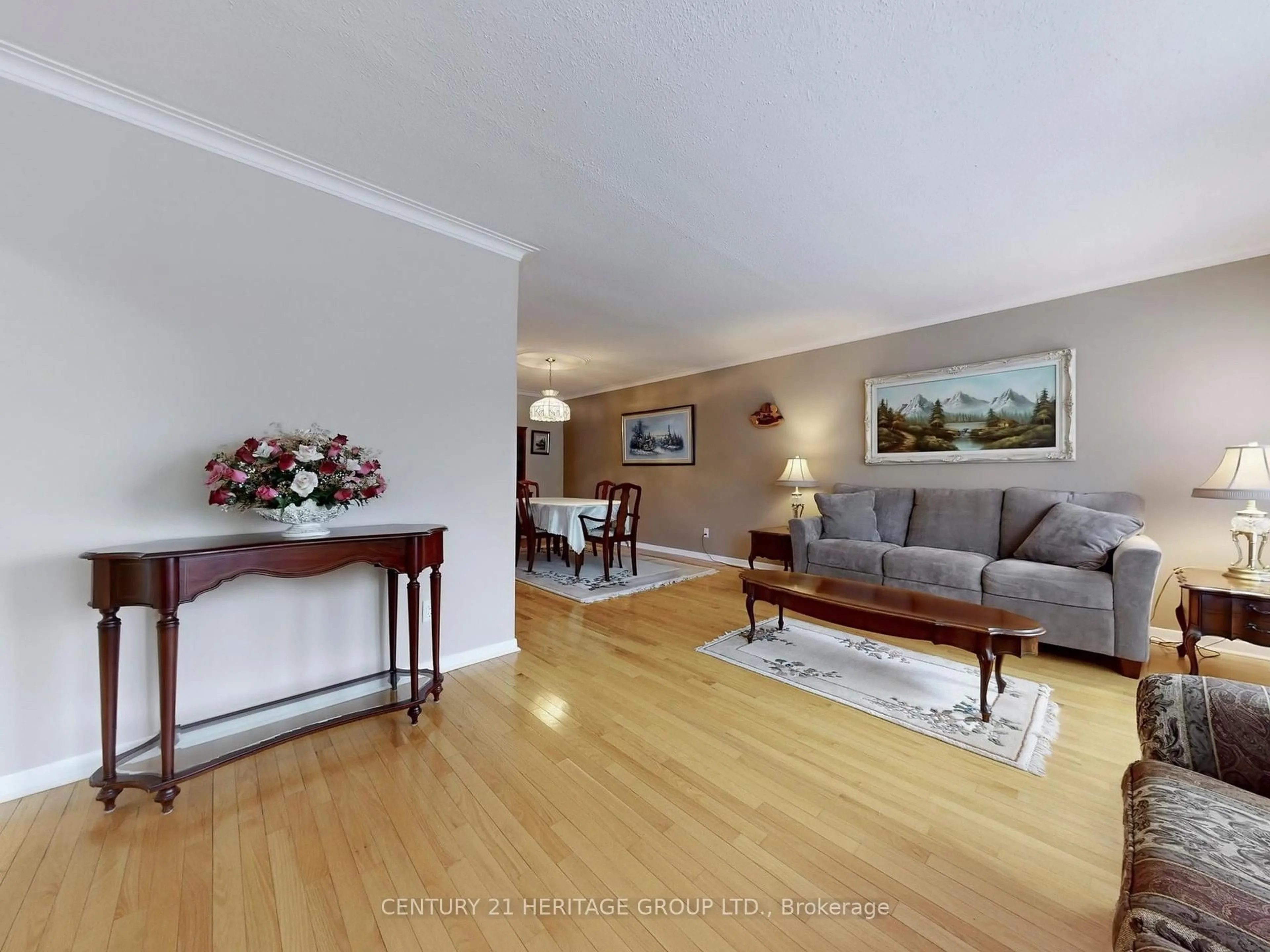 Living room with furniture, unknown for 45 Reiber Cres, Toronto Ontario M2H 1C3
