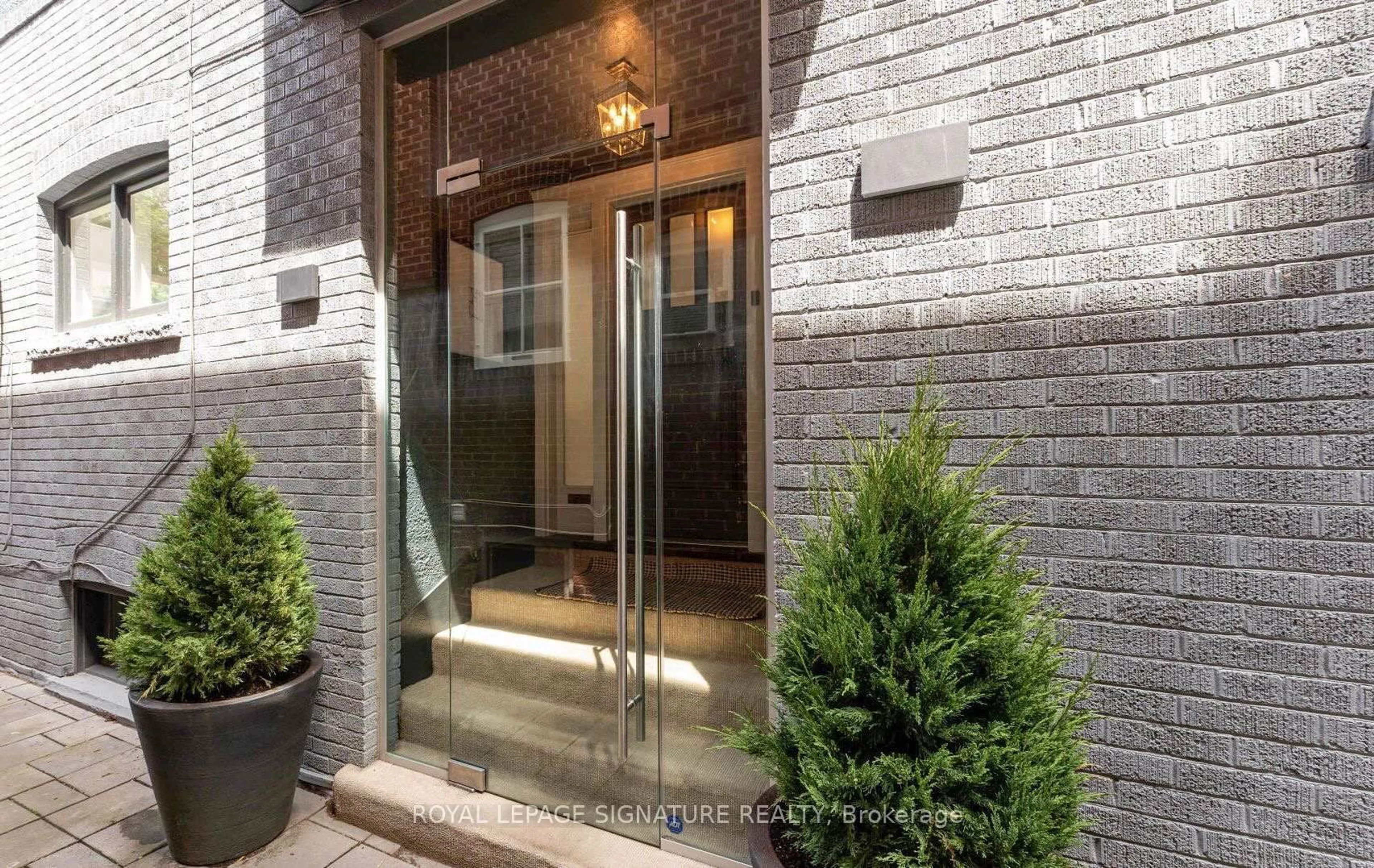 Indoor entryway for 318 St Clements Ave, Toronto Ontario M4R 1H5