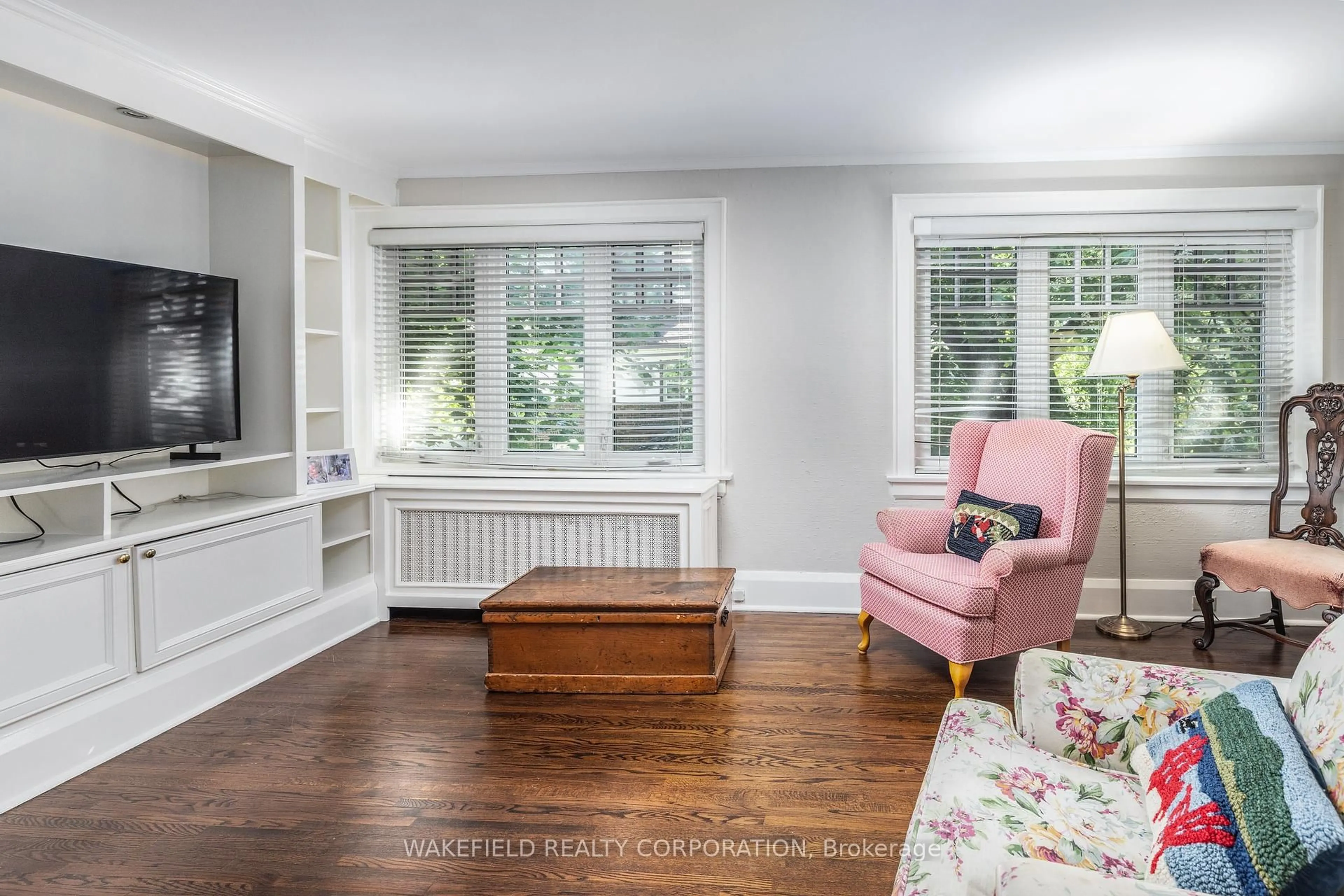 Living room with furniture, wood/laminate floor for 14 Willowbank Blvd, Toronto Ontario M4R 1B6