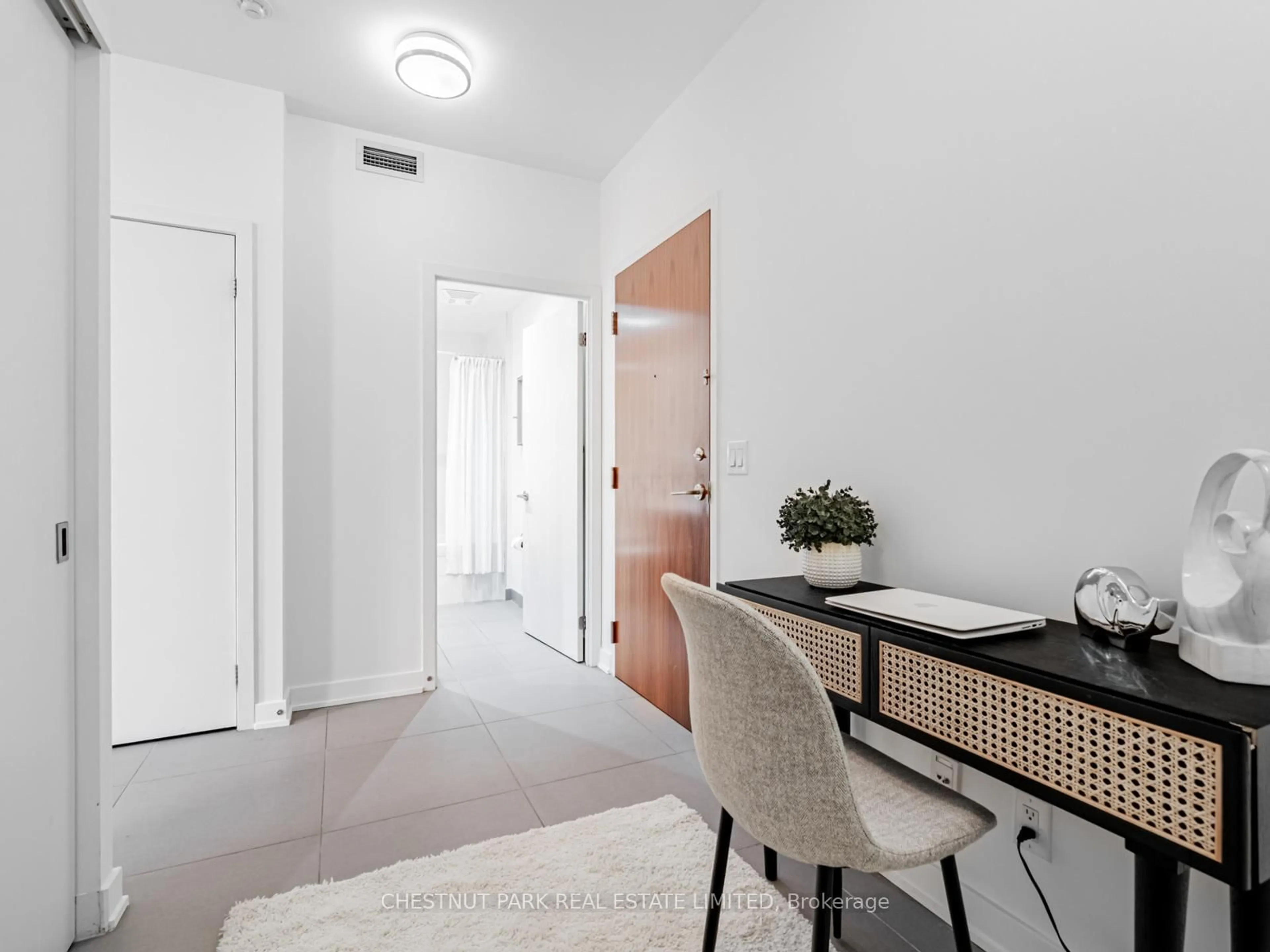 A pic of a room for 3 Market St #421, Toronto Ontario M5E 0A3