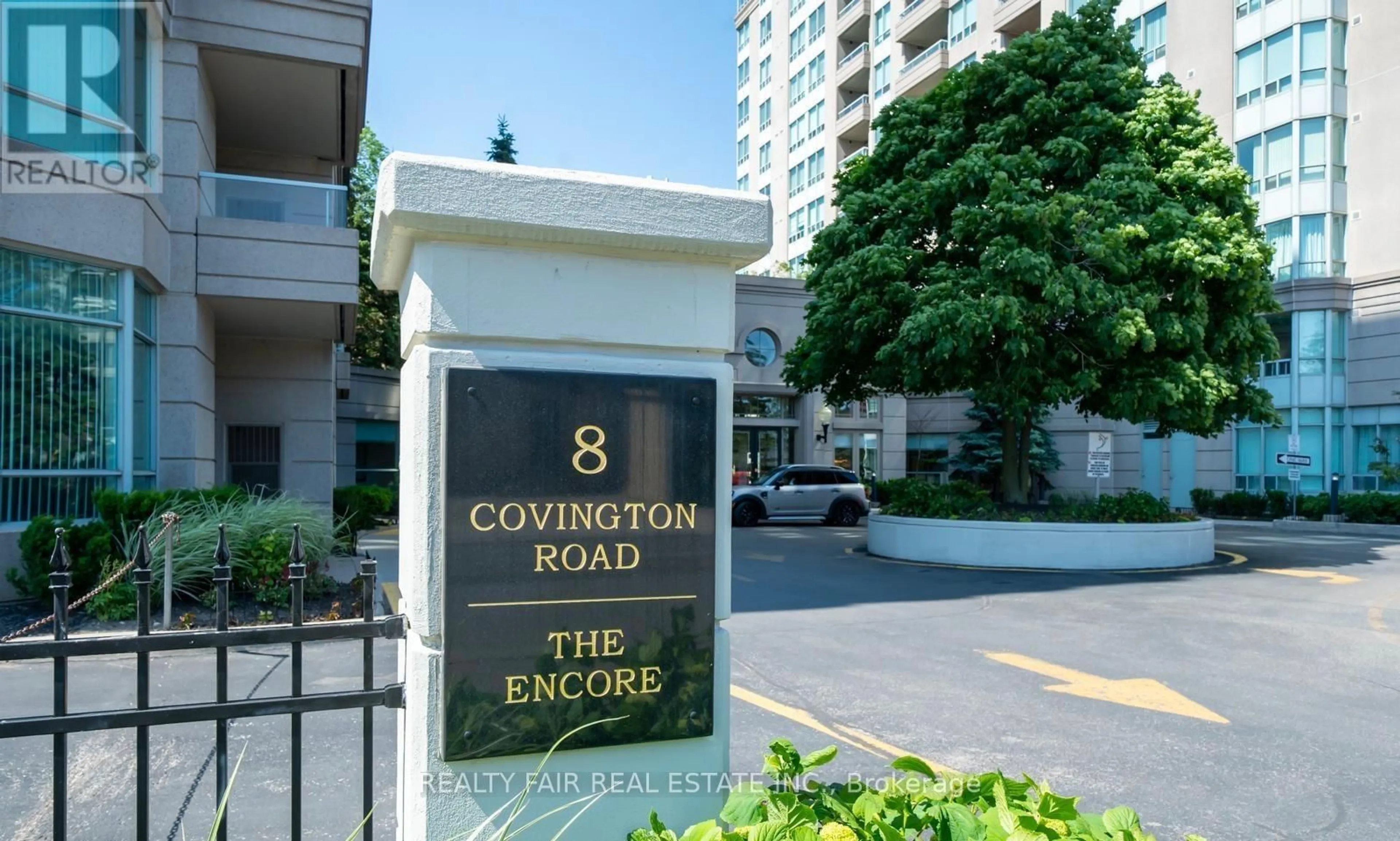 Indoor foyer for 8 Covington Dr #811, Toronto Ontario M6A 3E5