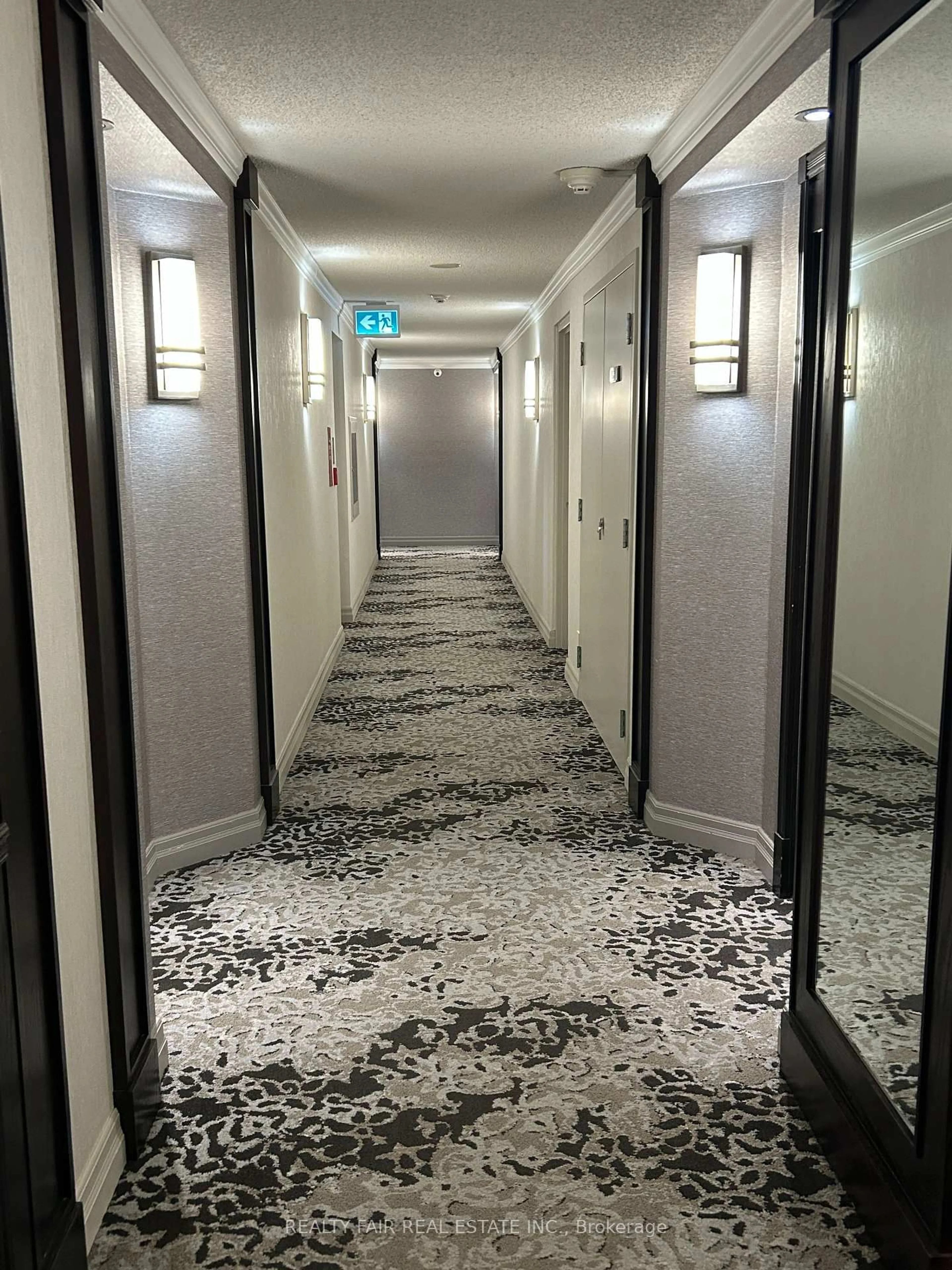 Indoor foyer for 8 Covington Dr #811, Toronto Ontario M6A 3E5