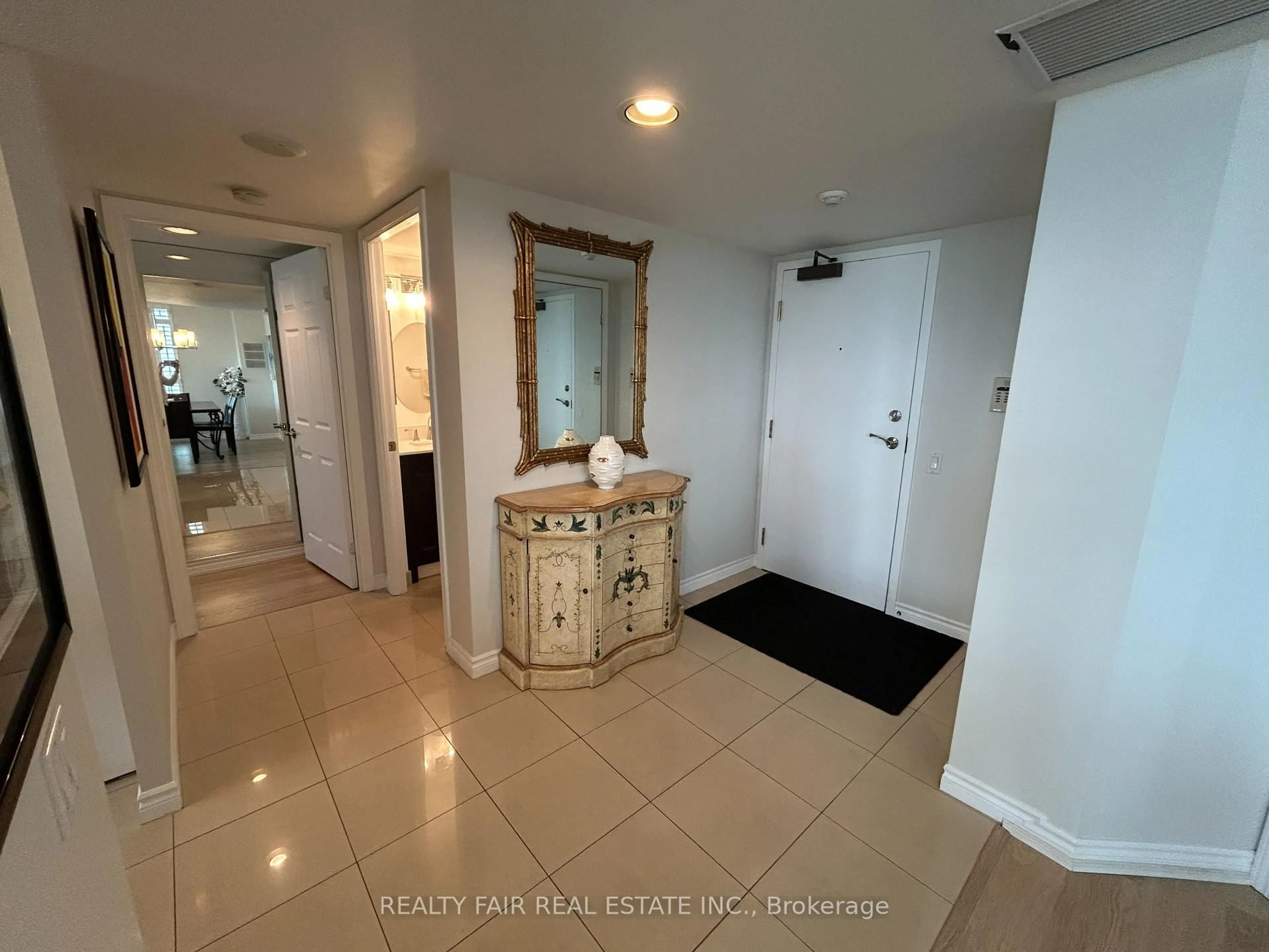 Indoor foyer for 8 Covington Dr #811, Toronto Ontario M6A 3E5