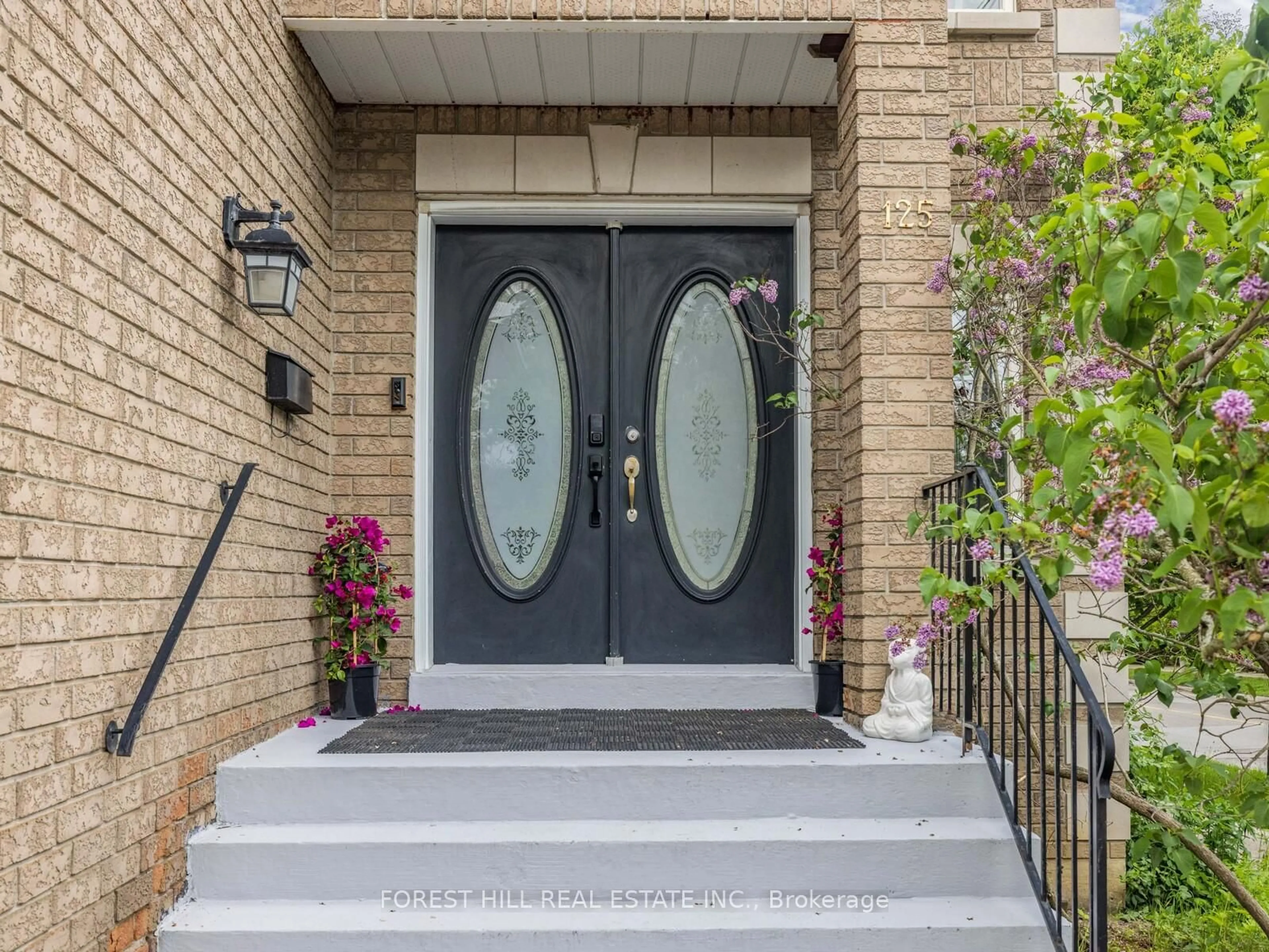 Indoor entryway for 125 Spring Garden Ave, Toronto Ontario M2N 3G4
