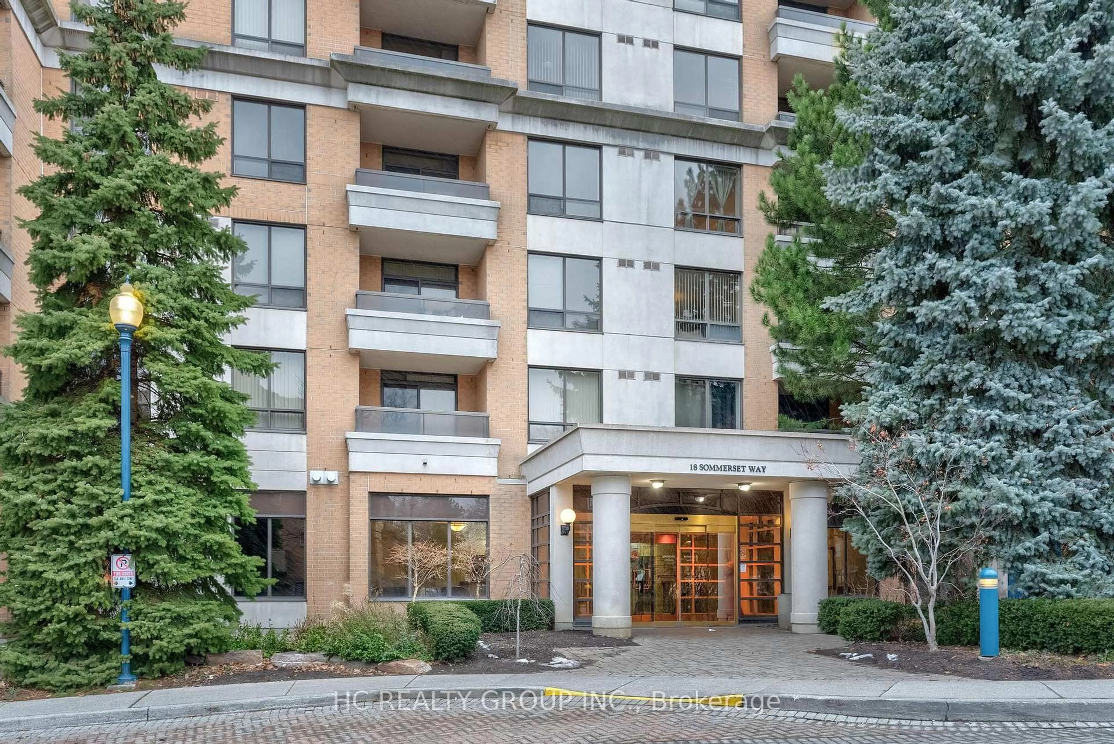 Indoor foyer for 18 Sommerset Way #1008, Toronto Ontario M2N 6X5