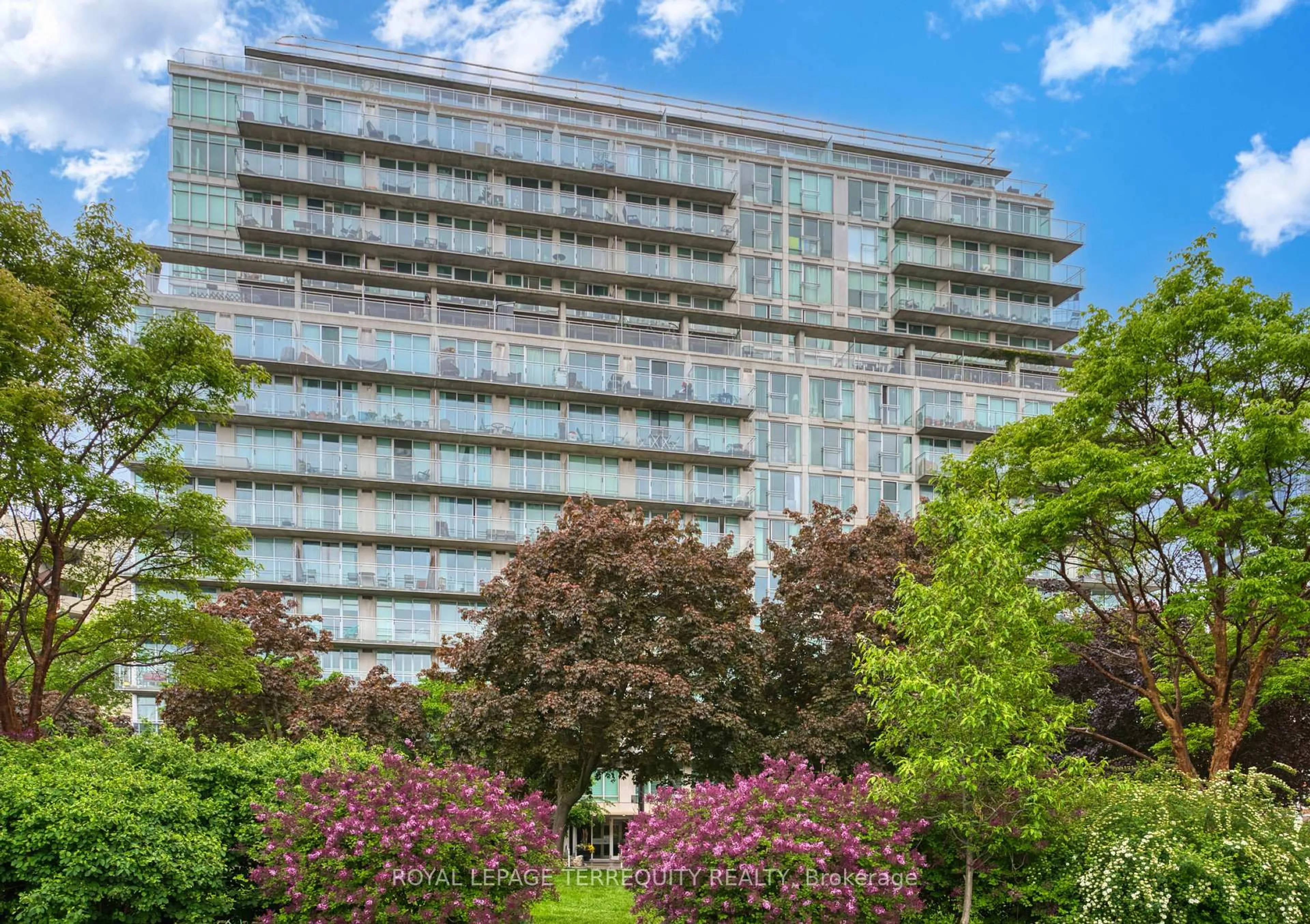 Patio, building for 650 Queens Quay #1709, Toronto Ontario M5V 3N2