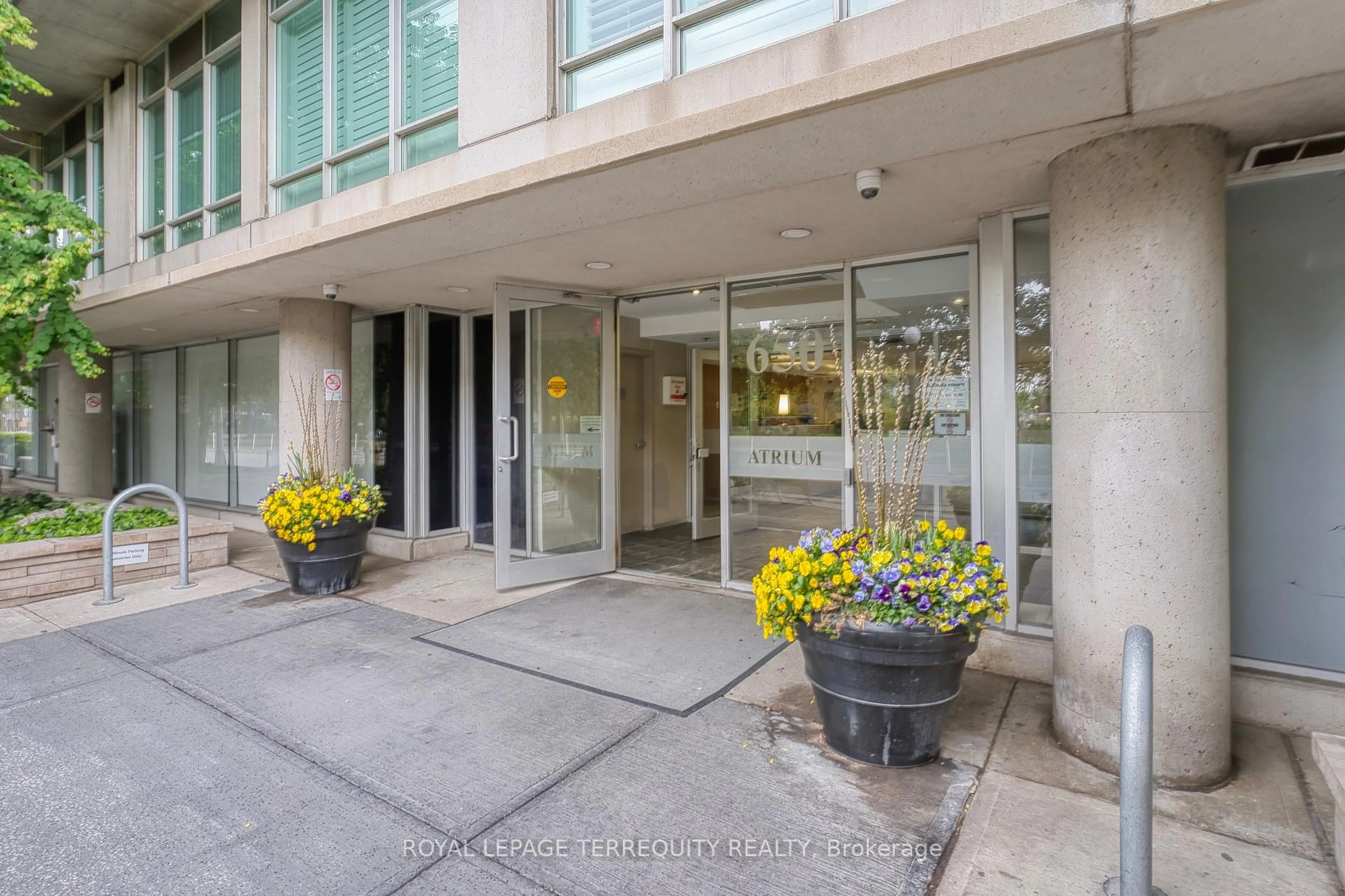 Indoor foyer for 650 Queens Quay #1709, Toronto Ontario M5V 3N2