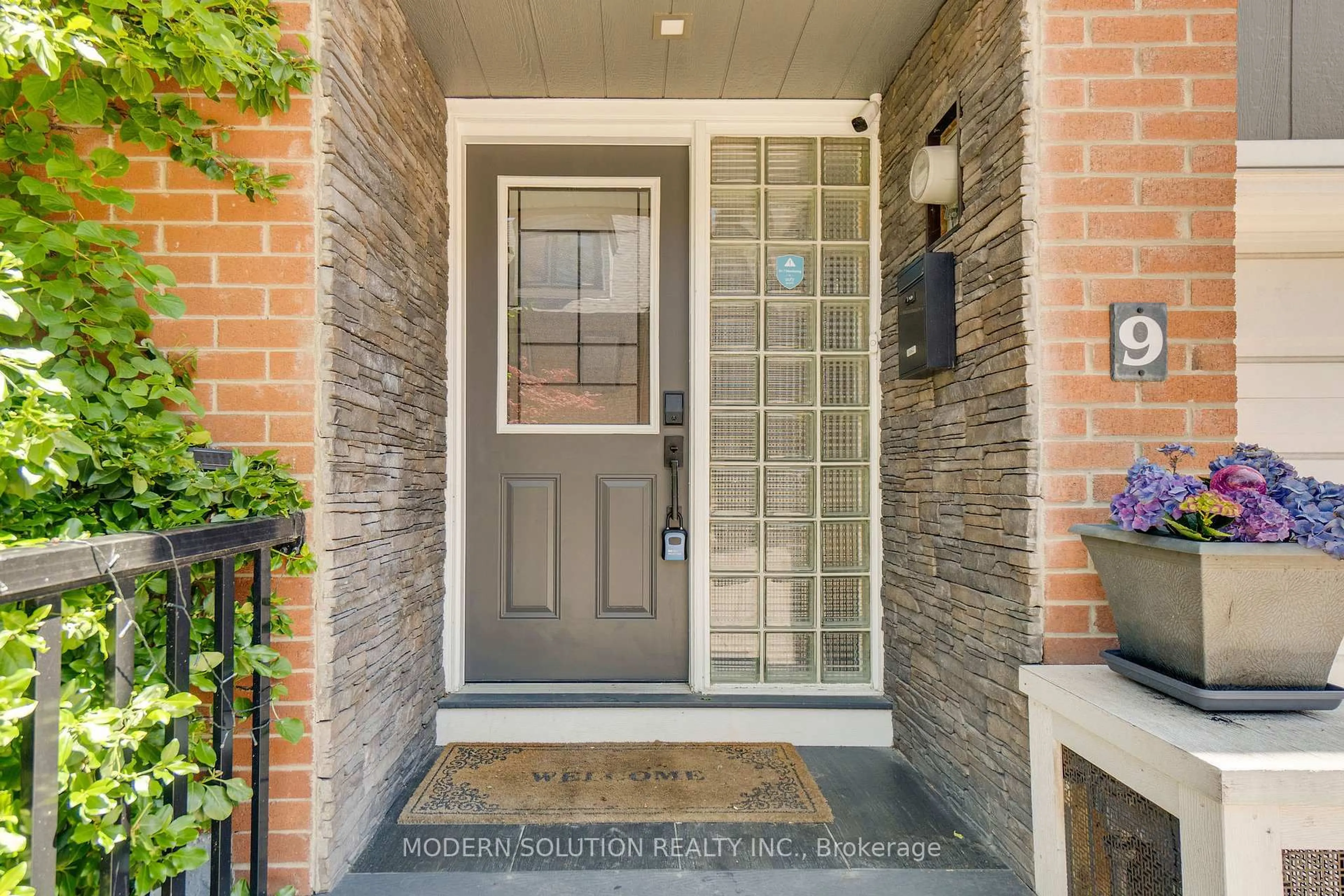 Indoor entryway for 9 Douville Crt, Toronto Ontario M5A 4E7