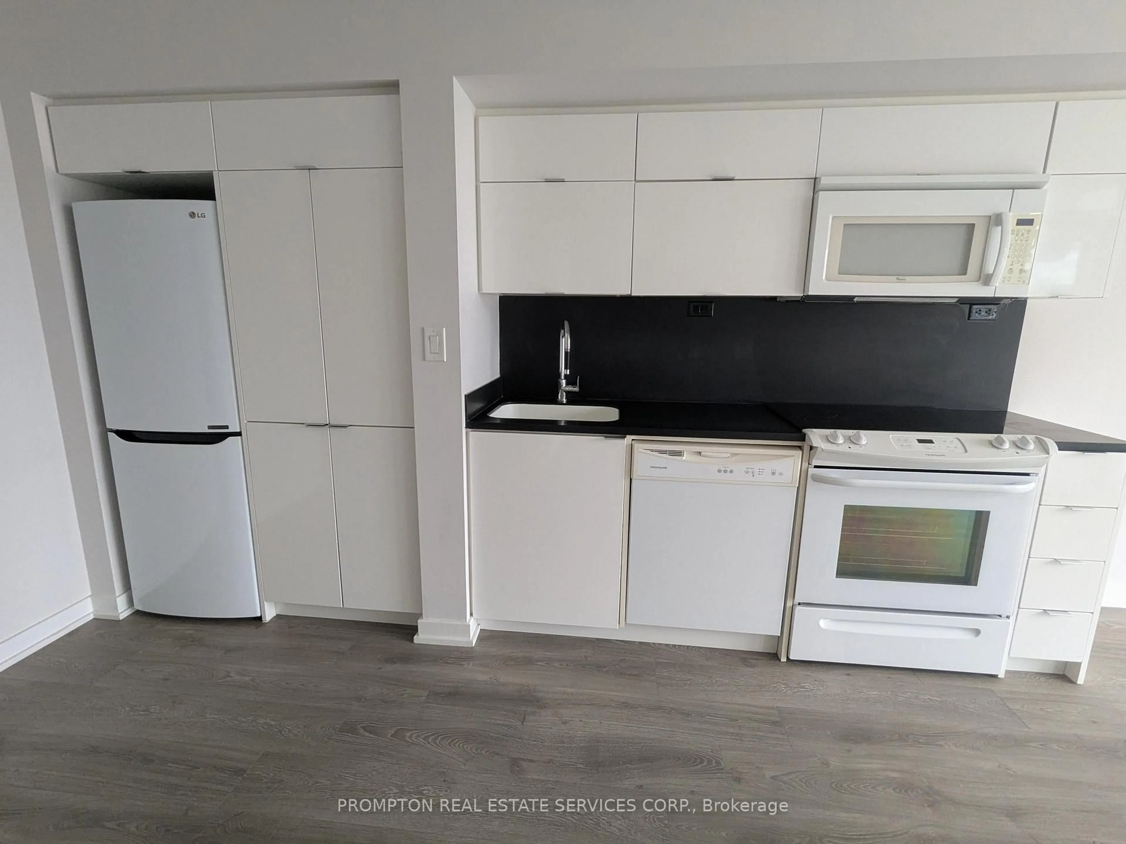 Standard kitchen, unknown for 21 Iceboat Terr #625, Toronto Ontario M5V 4A9