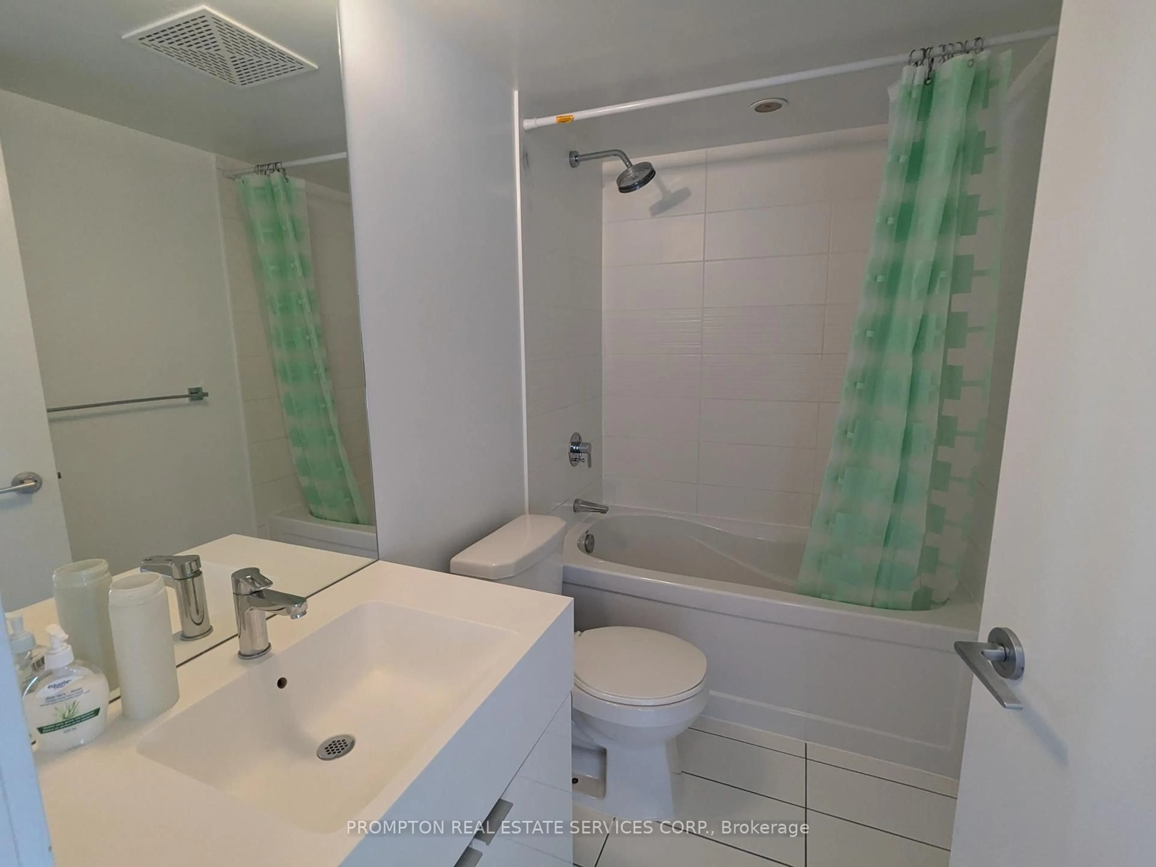 Standard bathroom, unknown for 21 Iceboat Terr #625, Toronto Ontario M5V 4A9