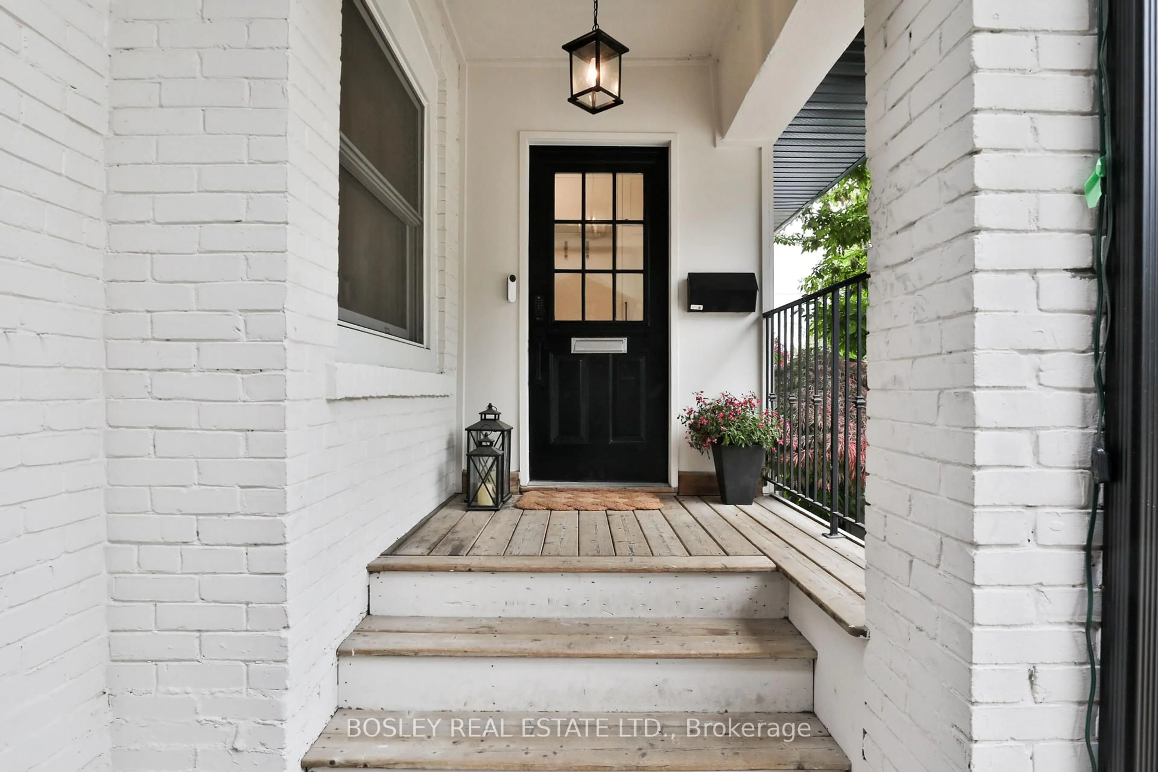 Indoor entryway for 568 Balliol St, Toronto Ontario M4S 1E5