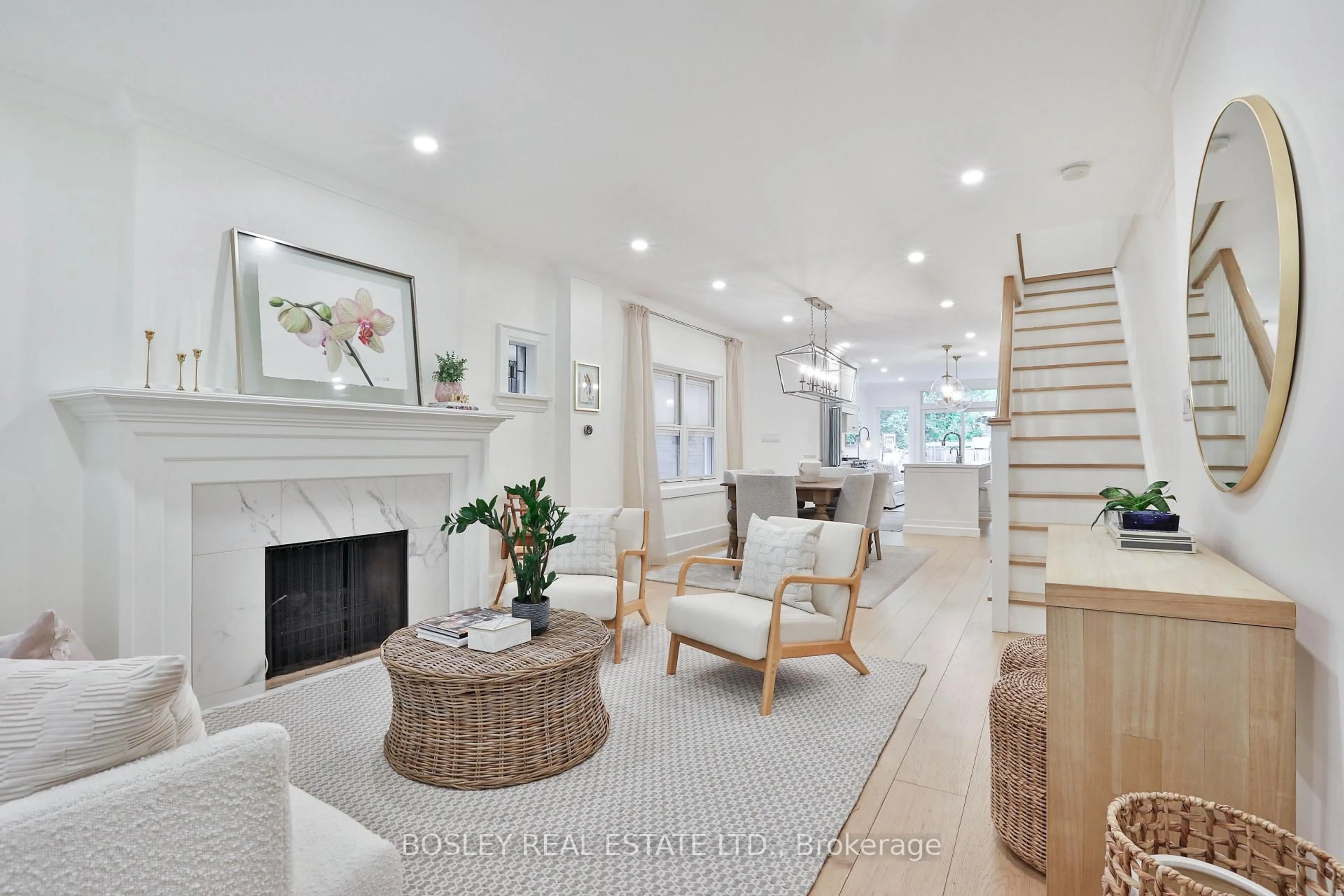 Living room with furniture, unknown for 568 Balliol St, Toronto Ontario M4S 1E5